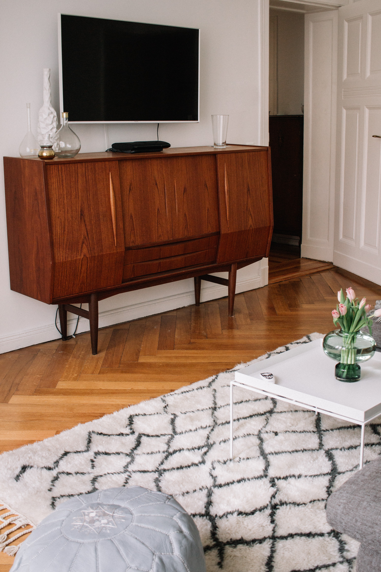 living room | find more pictures of my Berlin apartment in Mitte on my blog | Flos 265 | Berberteppich The Knots | Altbau | interior style