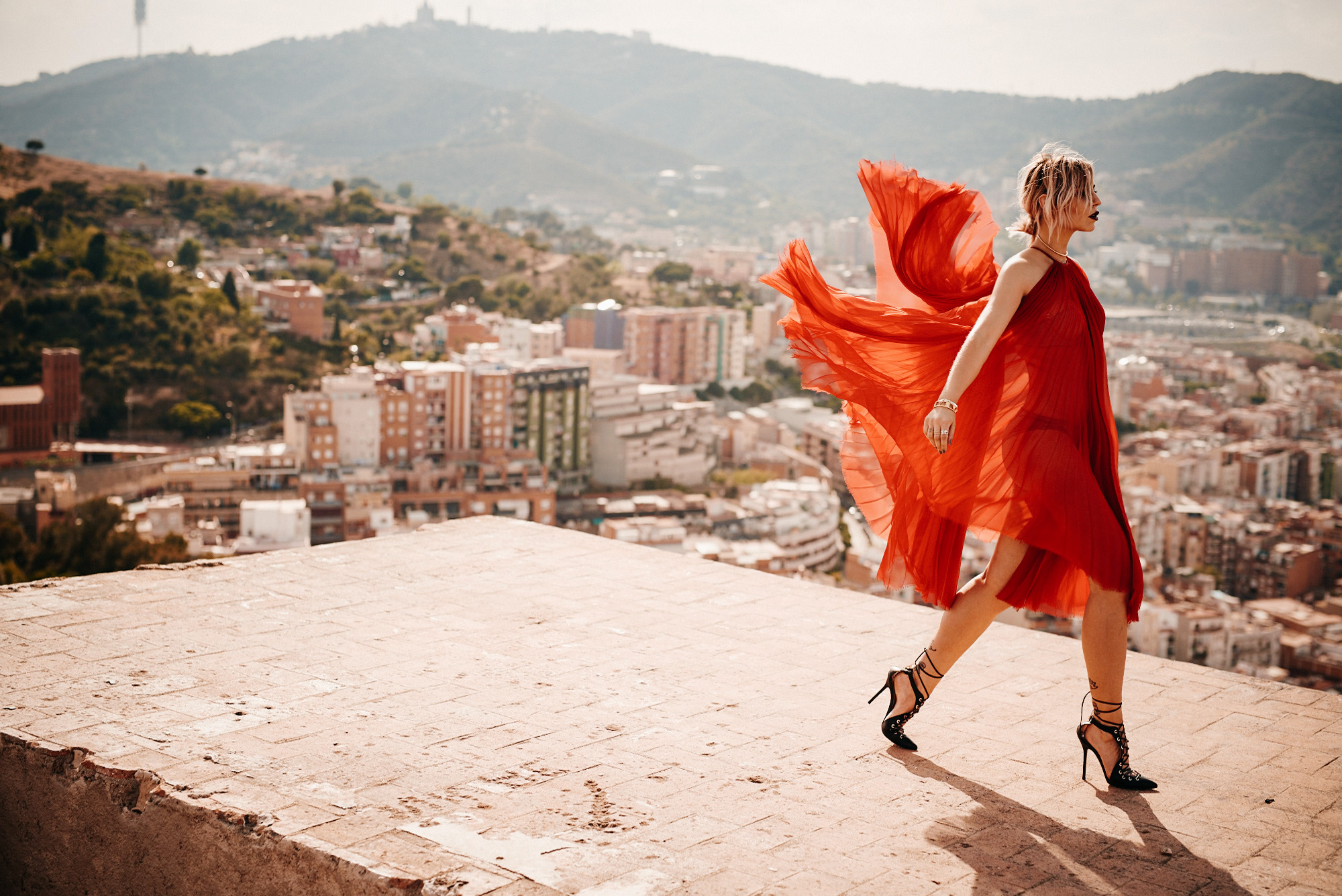 the lady in red | editorial fashion shooting in Barcelona with a view | red carpet dress from Dawid Tomaszewski and lace up heels from Elisabetta Franchi | style blogger Masha Sedgwick from Germany