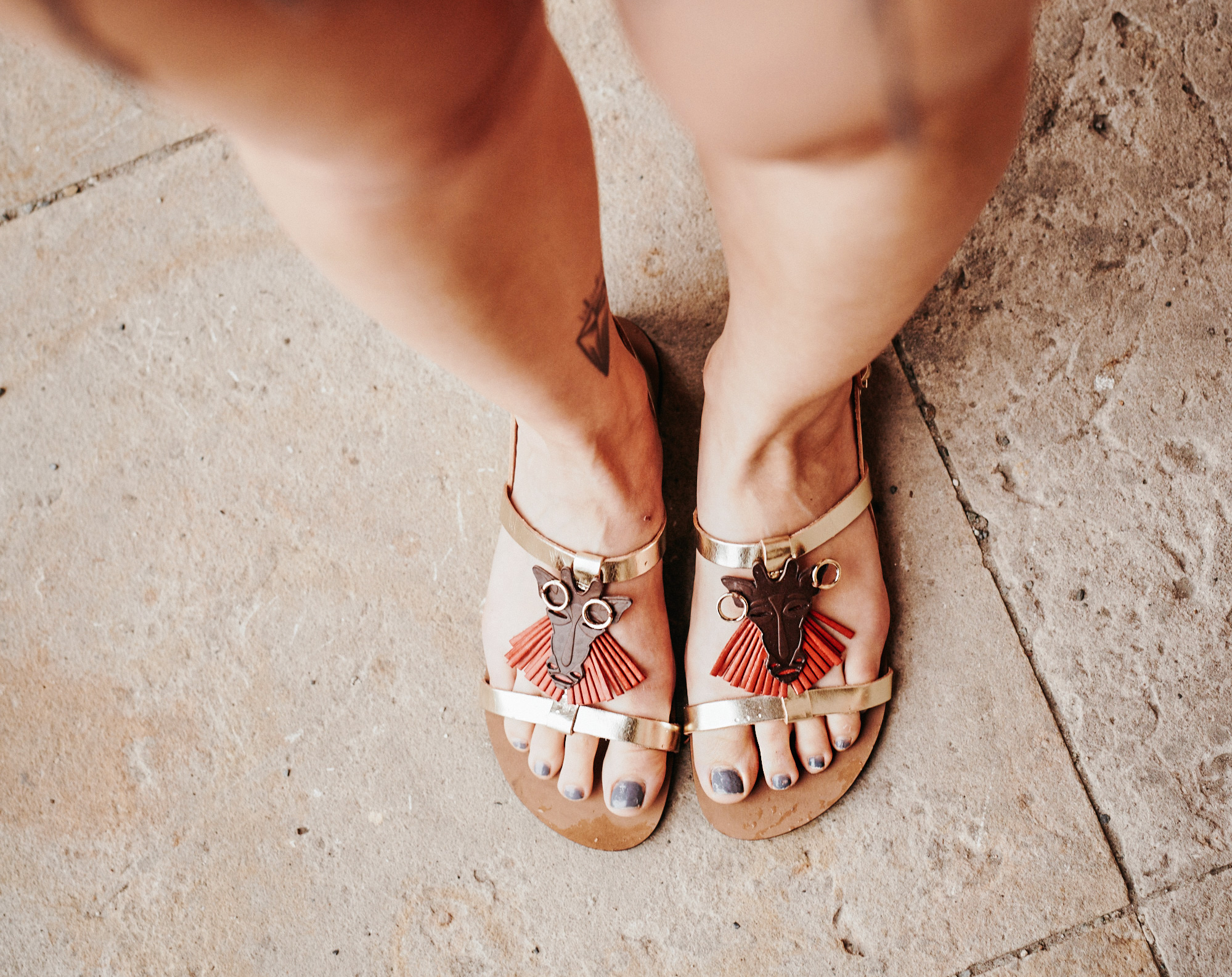 Safari style | fashion | find more details and pictures on my blog | wearing funny Sarenza sandals | vintage DIY shorts | vintage Band shirt | Fendi Mini 3 Baguette Vitello Dolce black and white | location: Berlin Museumsinsel