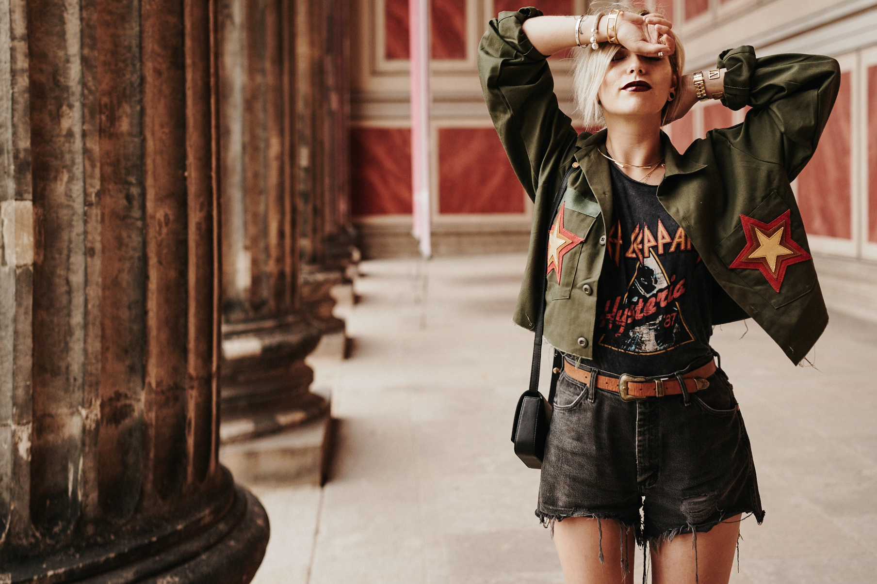 Safari style | fashion | find more details and pictures on my blog | wearing funny Sarenza sandals | vintage DIY shorts | vintage Band shirt | Fendi Mini 3 Baguette Vitello Dolce black and white | location: Berlin Museumsinsel