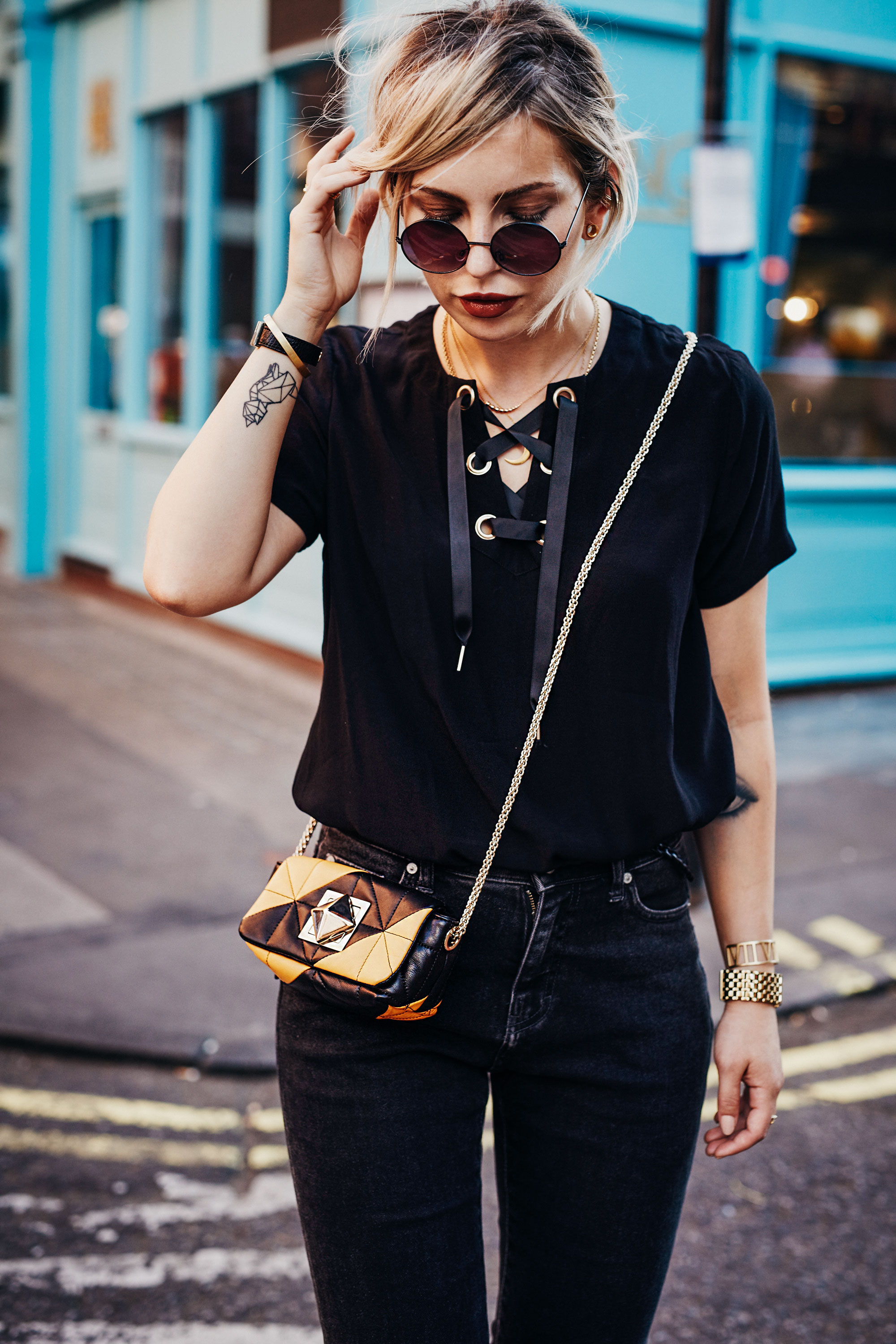 The fringed jacket | shooting location: London | brands: parka from Alexander Wang, fringed heels from Jimmy Choo, small bag from Sonia Rykiel | style: 70s, boho, edgy, hippie