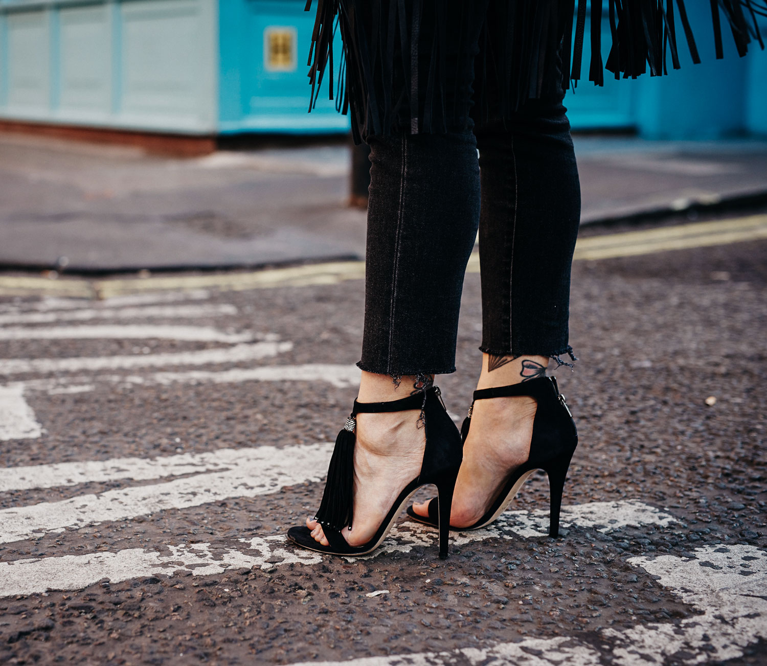 The fringed jacket | shooting location: London | brands: parka from Alexander Wang, fringed heels from Jimmy Choo, small bag from Sonia Rykiel | style: 70s, boho, edgy, hippie