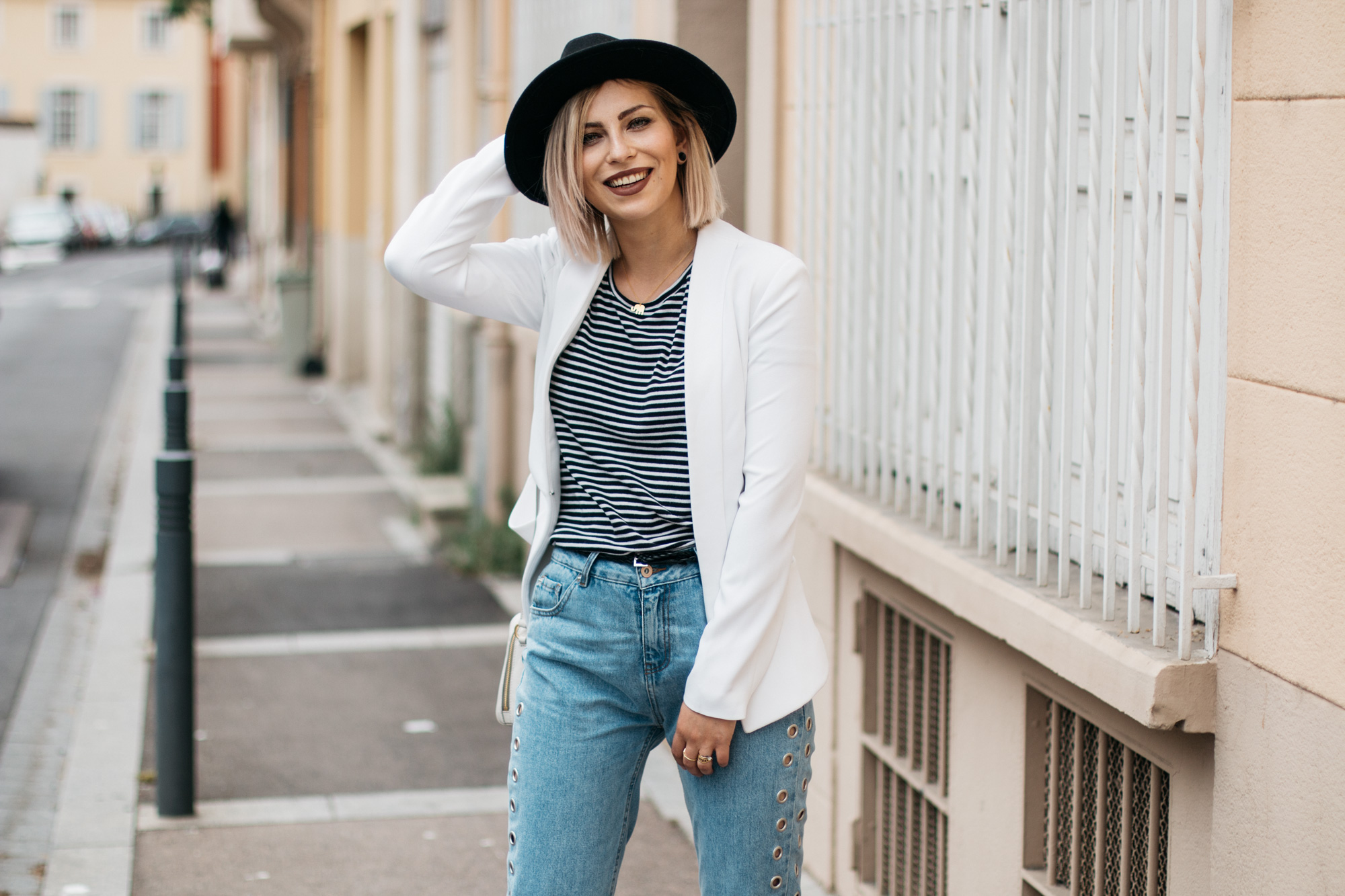 How to wear: Mom Jeans | labels: pull&bear (jeans), Kala Berlin (white blazer), sandals (vic matie) | style: basic, effortless, chic | fashion | location: perpignan