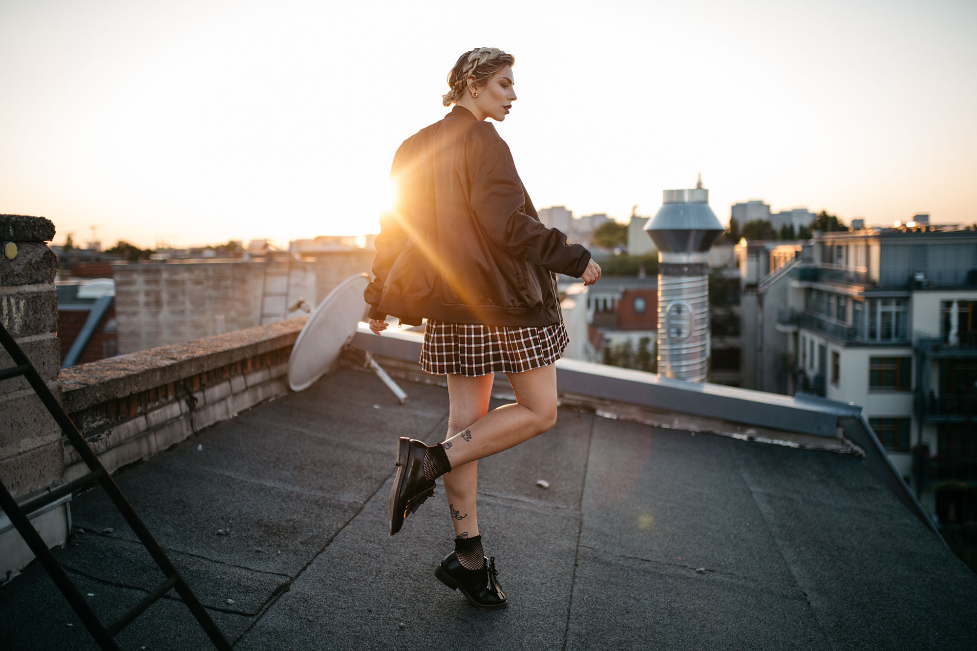 sundowner on the rooftop | Location: Berlin Friedrichshain | style: sporty, casual, girly, college | freedom