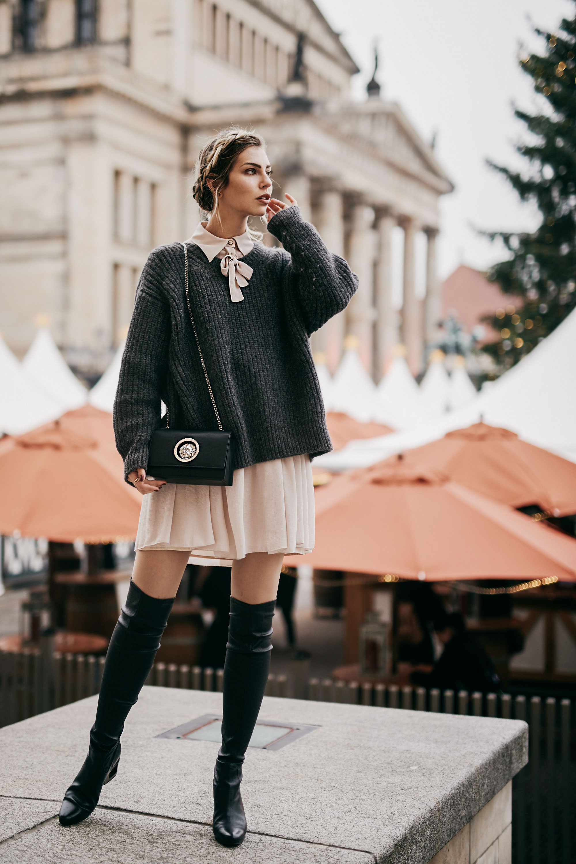 my festive Christmas outfit | advent giveaway: Versus bag | style: cute, sexy, overknees, ruffles | location: Berlin, Gendarmenmarkt Weihnachtsmarkt