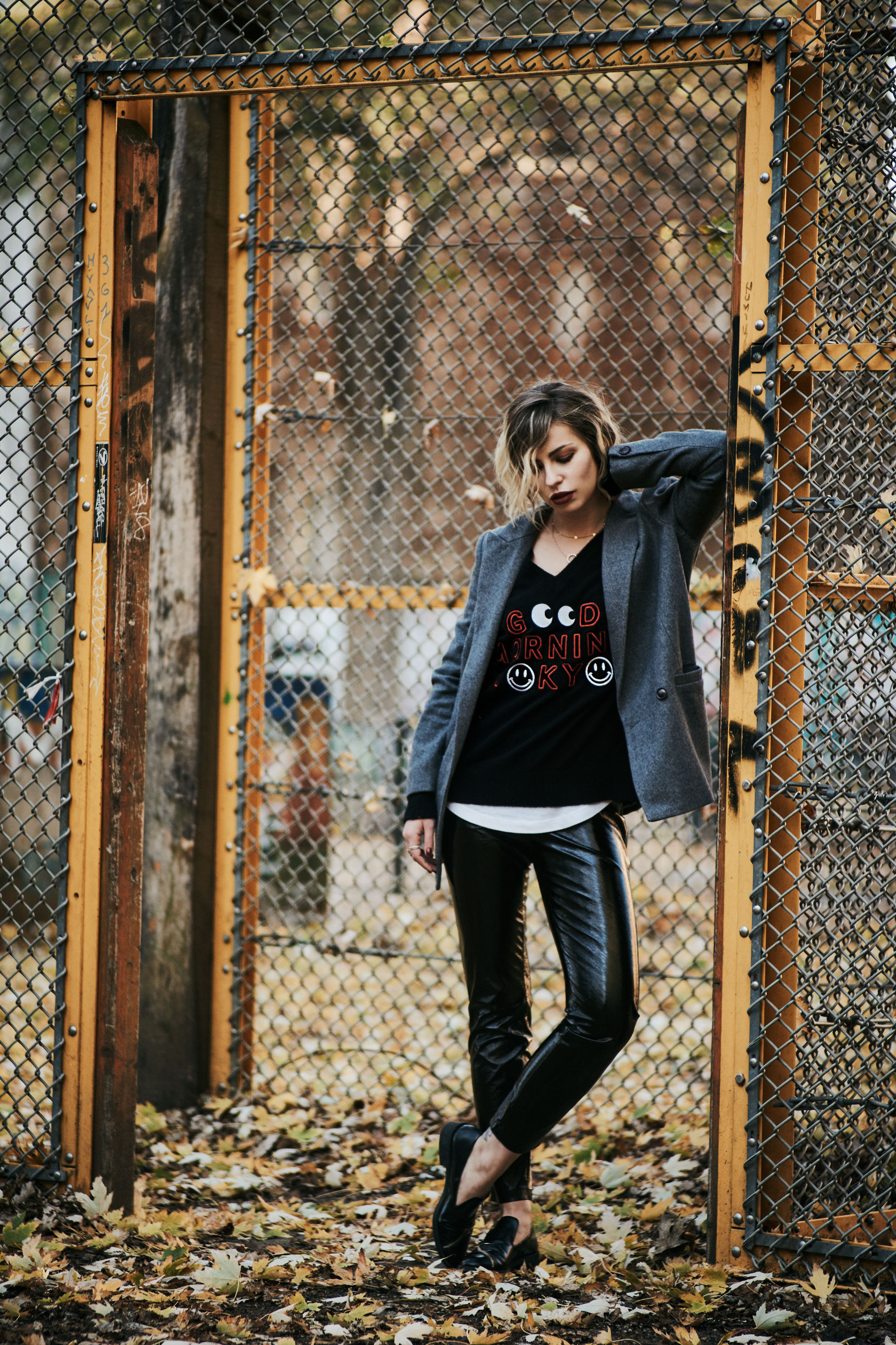 Gelber Spielplatz Berlin, Kreuzberg | outfit: black vinyl pants from Zara, black Pinko bag, cashmere Lauren Moshi | style: edgy, black, grungy, arty, vinyl