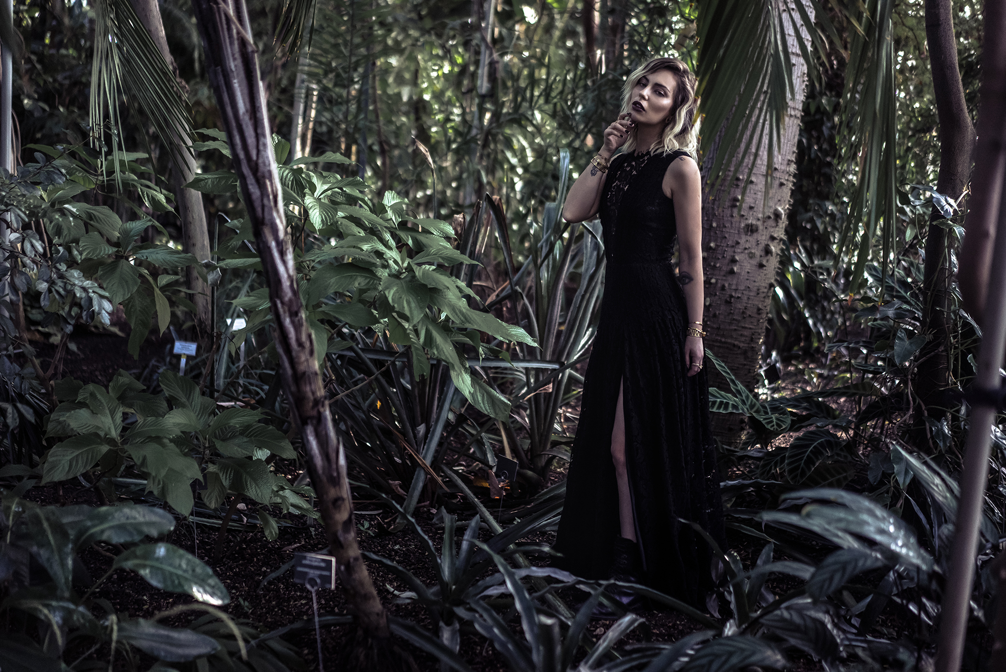 Queen of the night, fragrance campaign for Alexander McQueen | photos: Fee-Gloria Groenemeyer | location: botanic garden in Berlin | dark editorial shooting