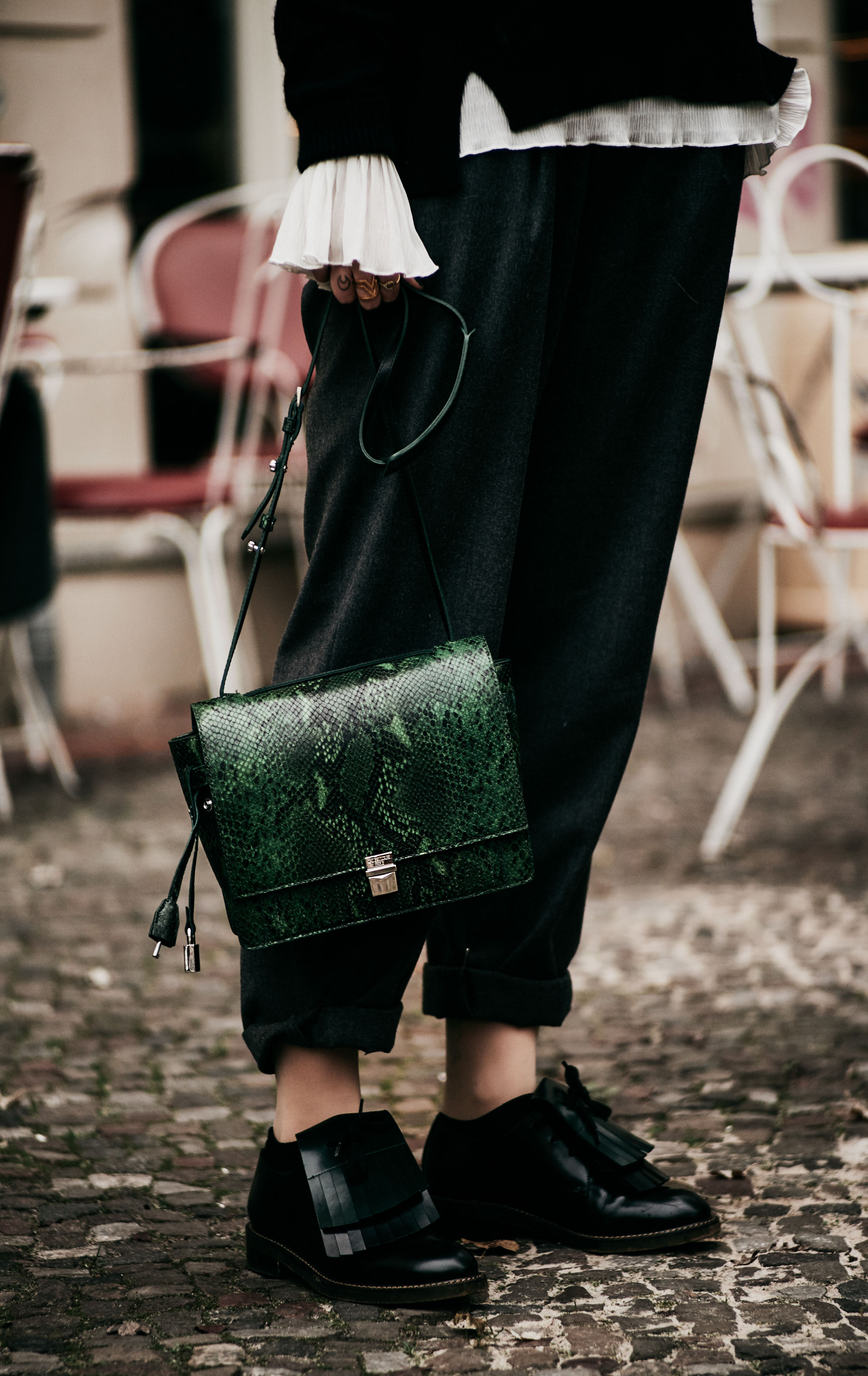 Parisian dandy | style: tomboy, 20s, 30s, 40s, dandy, masculine, ruffles, oversized | location: Kauf dich glücklich, Berlin