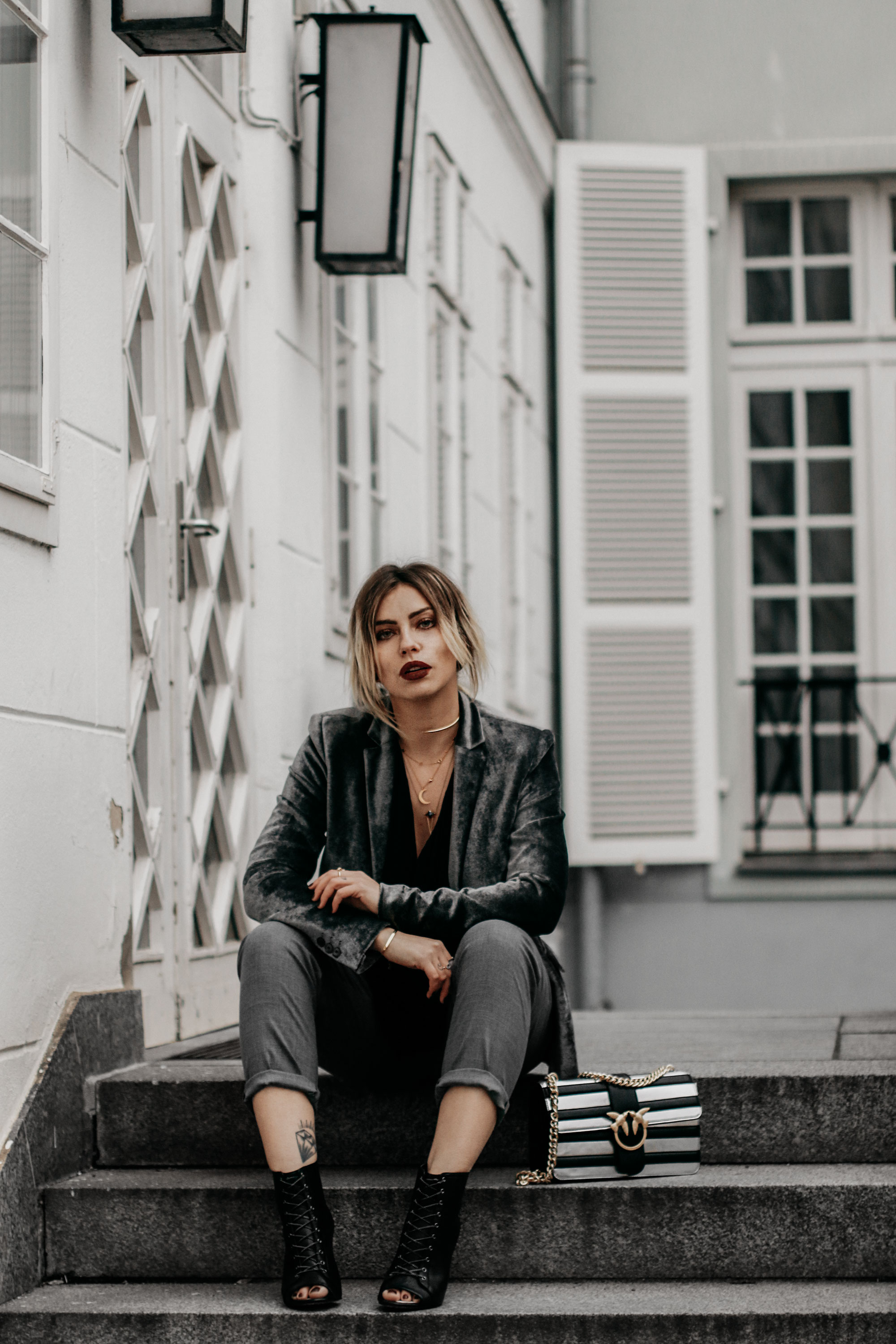 How to: the perfect festive dinner style | style: glamorous, festive, grey, location: Berlin