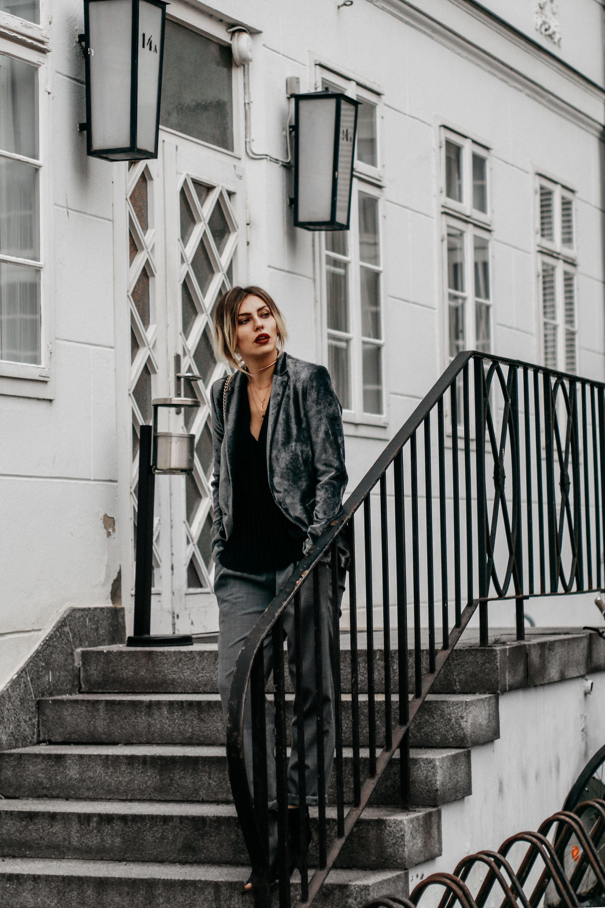 How to: the perfect festive dinner style | style: glamorous, festive, grey, location: Berlin