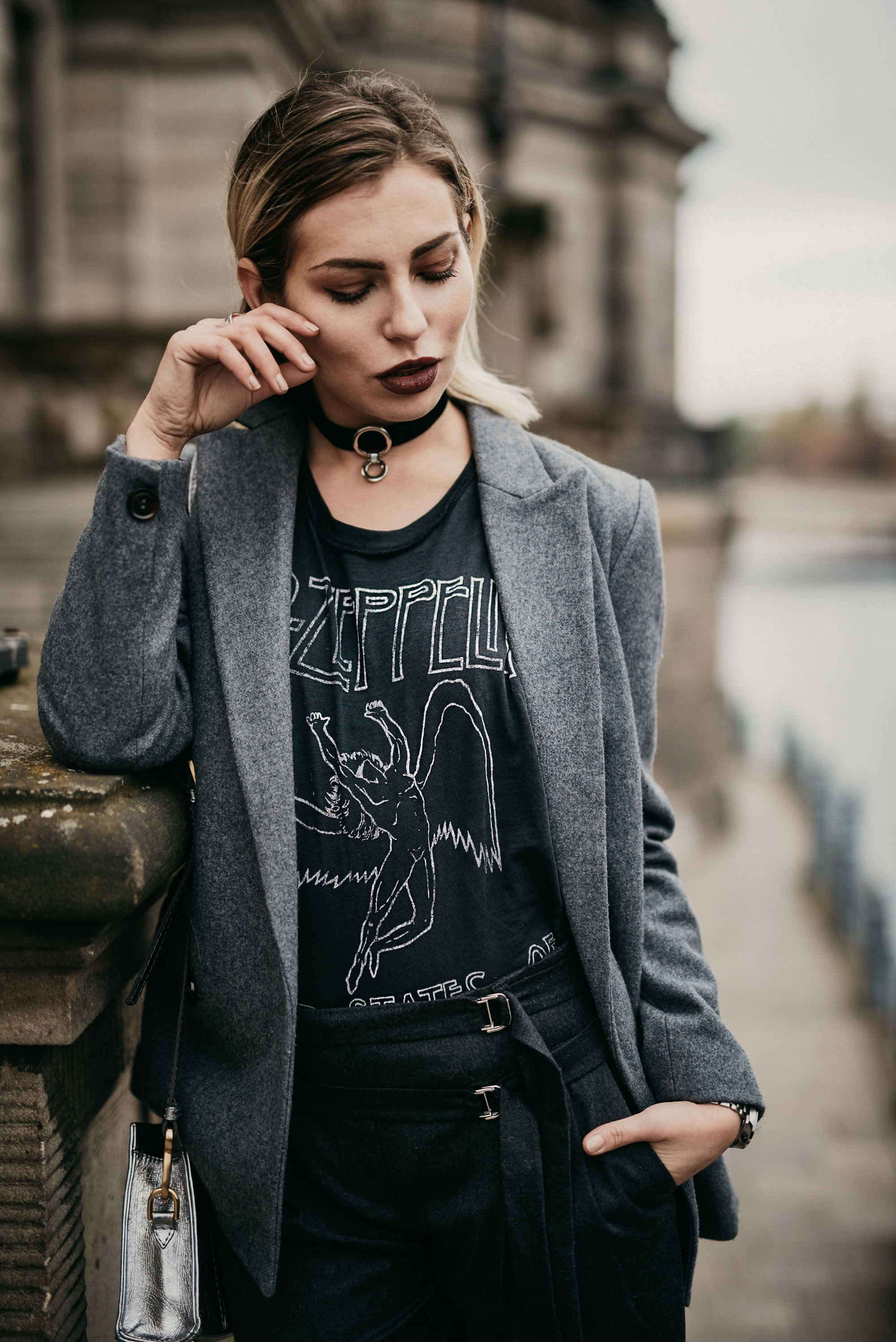 Led Zepplin band shirt | style: edgy, chic, grey | location: Berlin Museumsinsel | editorial blog shooting