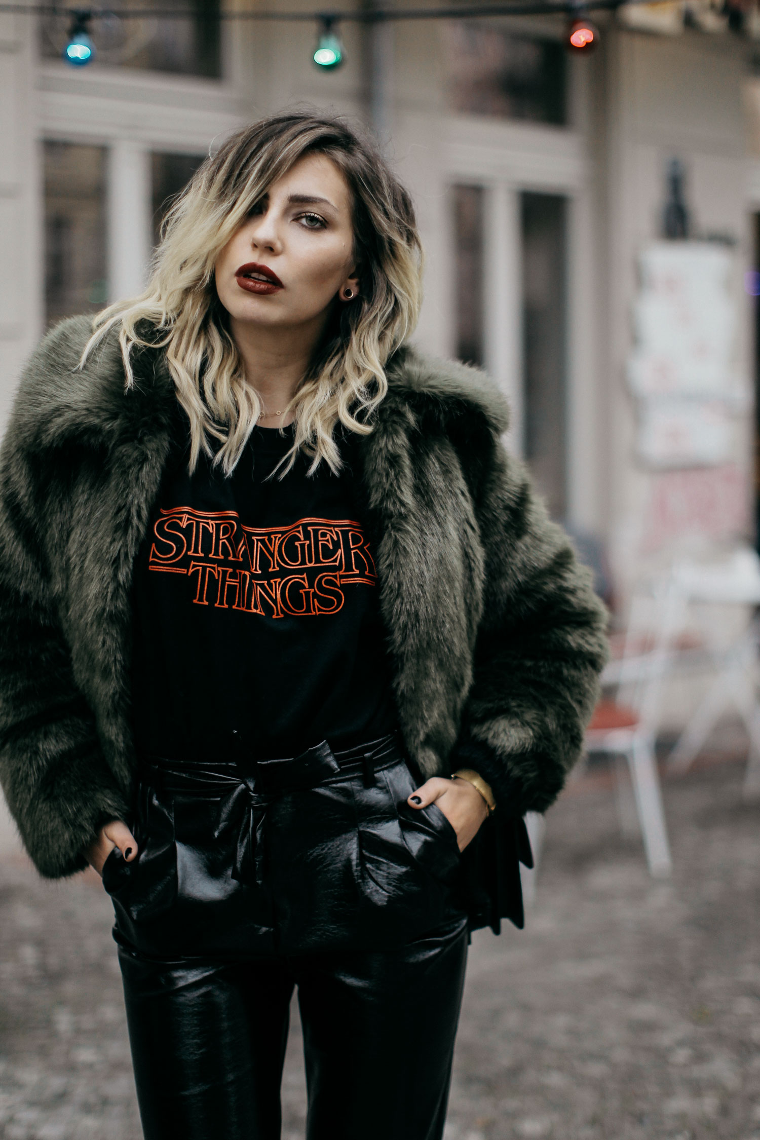 Fashion Week styling | location: Berlin | labels: Topshop, Pinko | Wie kombiniere ich ein Stranger Things Logo shirt und eine Lackhose