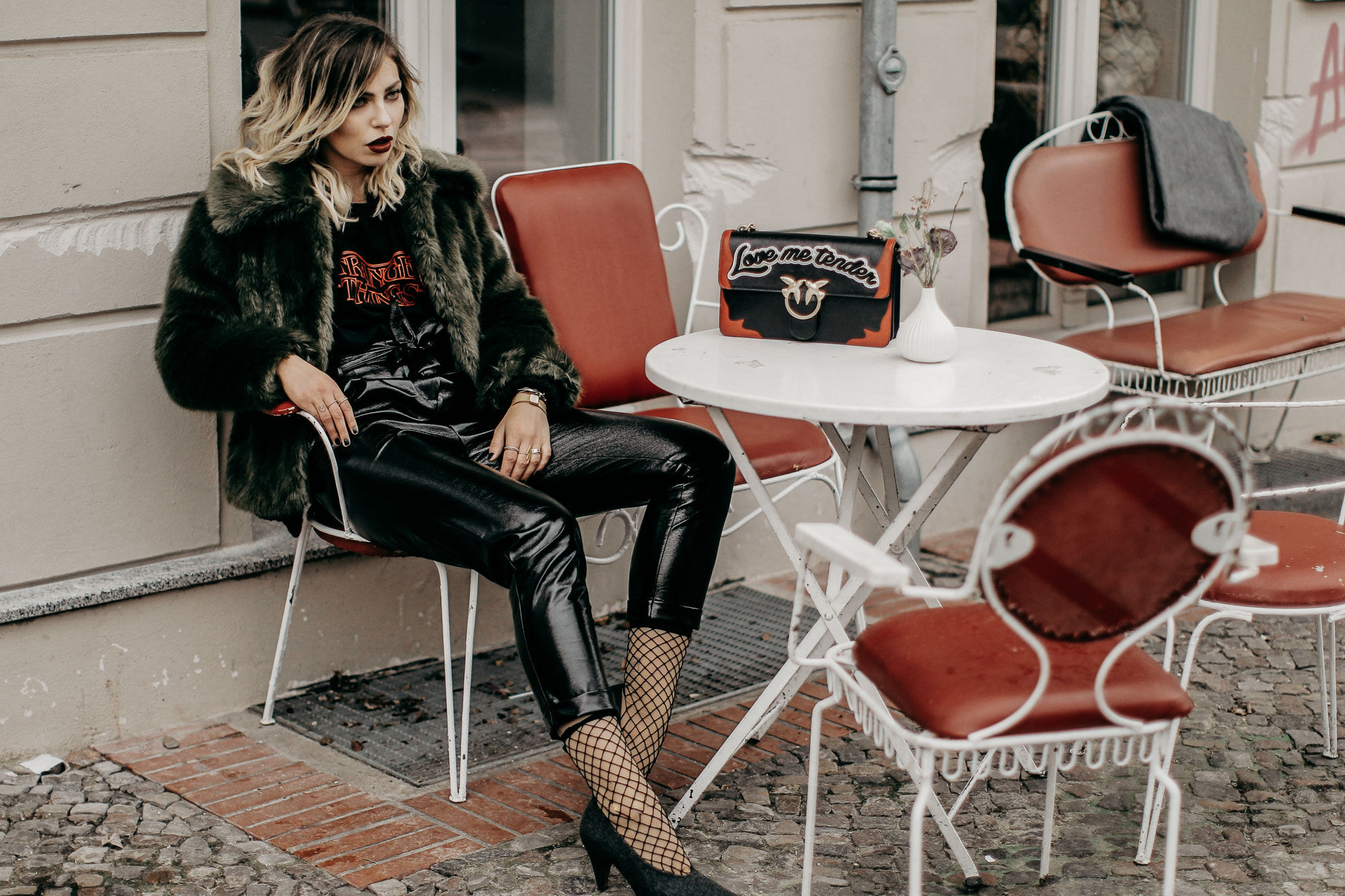 Fashion Week styling | location: Berlin | labels: Topshop, Pinko | Wie kombiniere ich ein Stranger Things Logo shirt und eine Lackhose