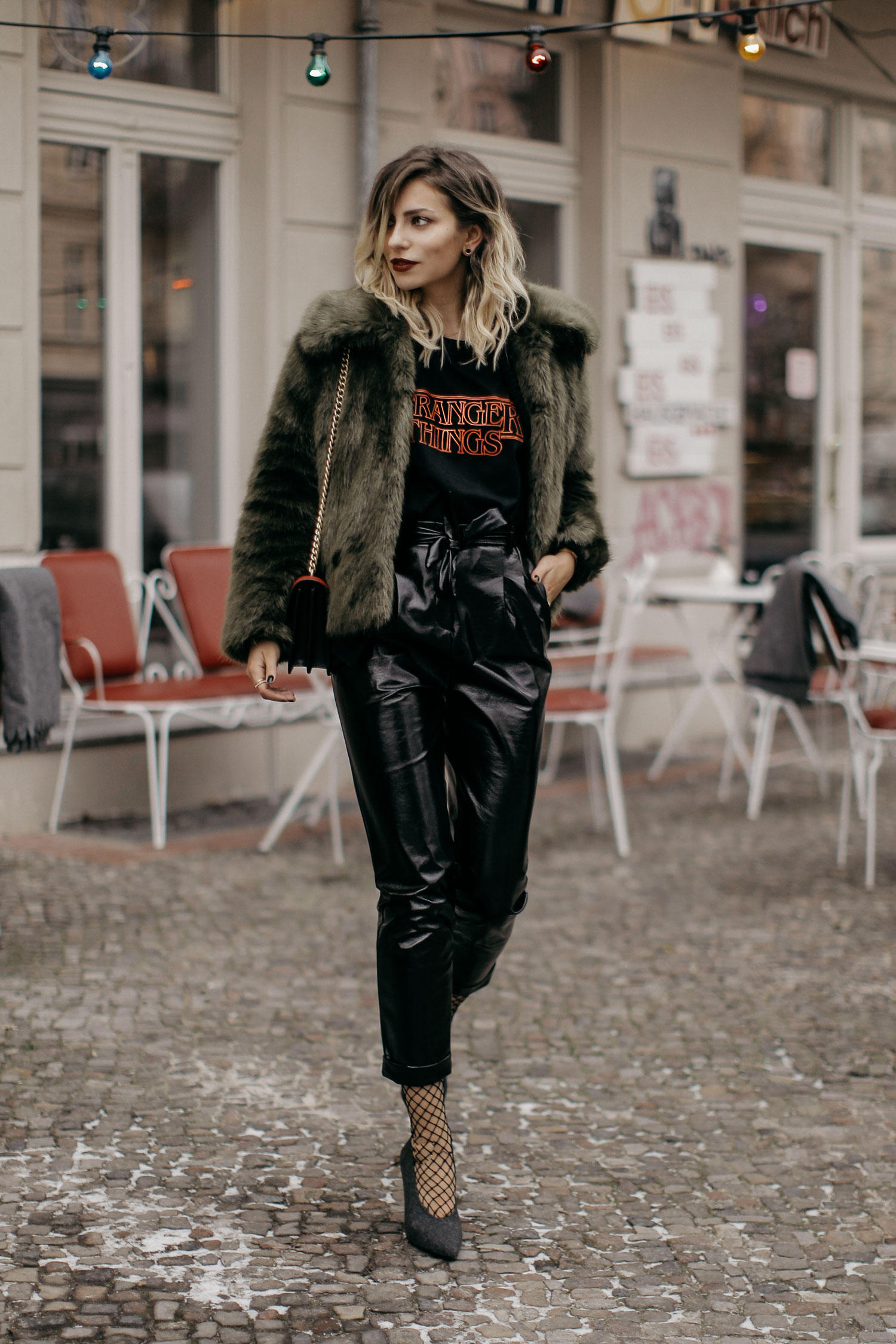 Fashion Week styling | location: Berlin | labels: Topshop, Pinko | Wie kombiniere ich ein Stranger Things Logo shirt und eine Lackhose