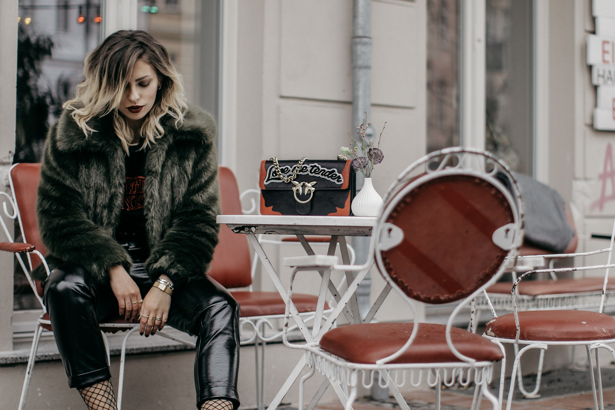 Fashion Week styling | location: Berlin | labels: Topshop, Pinko | Wie kombiniere ich ein Stranger Things Logo shirt und eine Lackhose