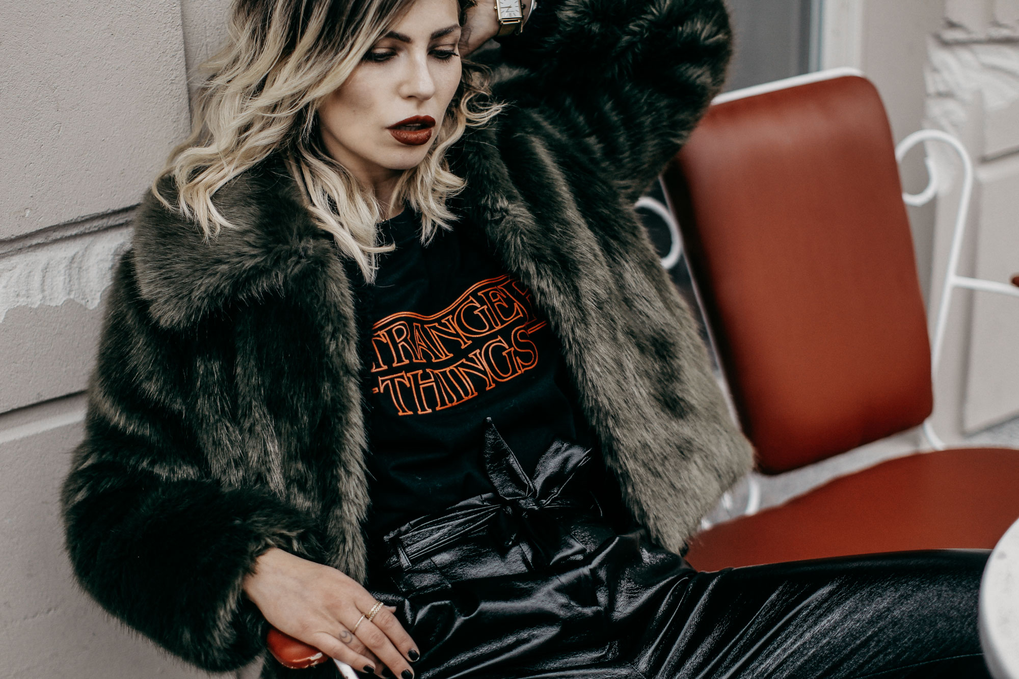 Fashion Week styling | location: Berlin | labels: Topshop, Pinko | Wie kombiniere ich ein Stranger Things Logo shirt und eine Lackhose