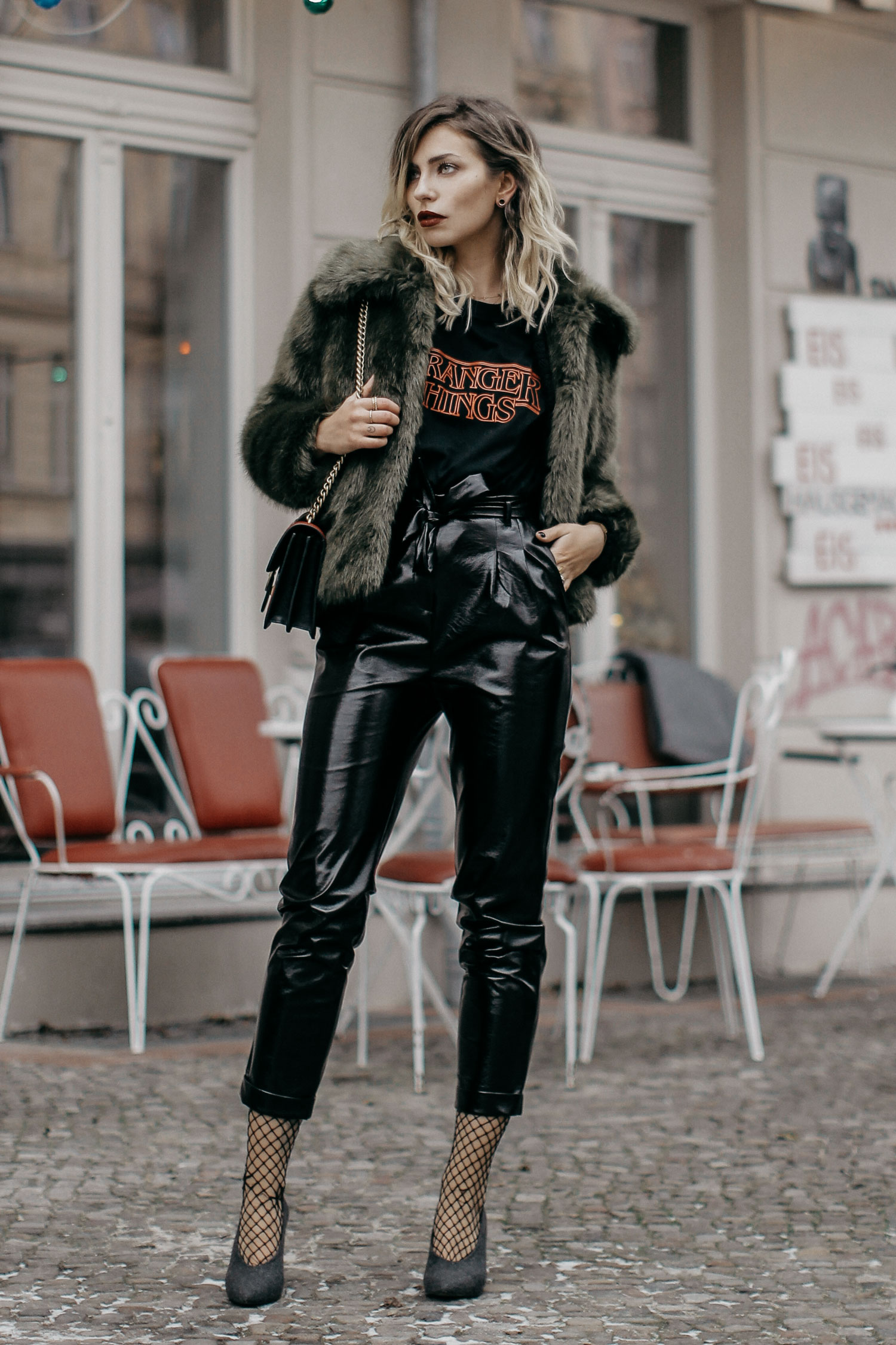 Fashion Week styling | location: Berlin | labels: Topshop, Pinko | Wie kombiniere ich ein Stranger Things Logo shirt und eine Lackhose