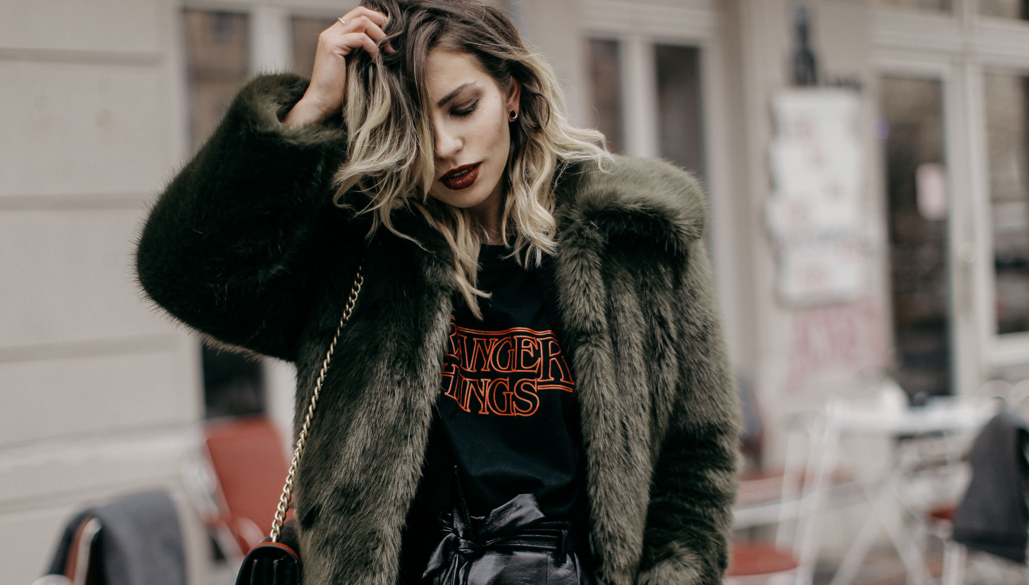 Fashion Week styling | location: Berlin | labels: Topshop, Pinko | Wie kombiniere ich ein Stranger Things Logo shirt und eine Lackhose