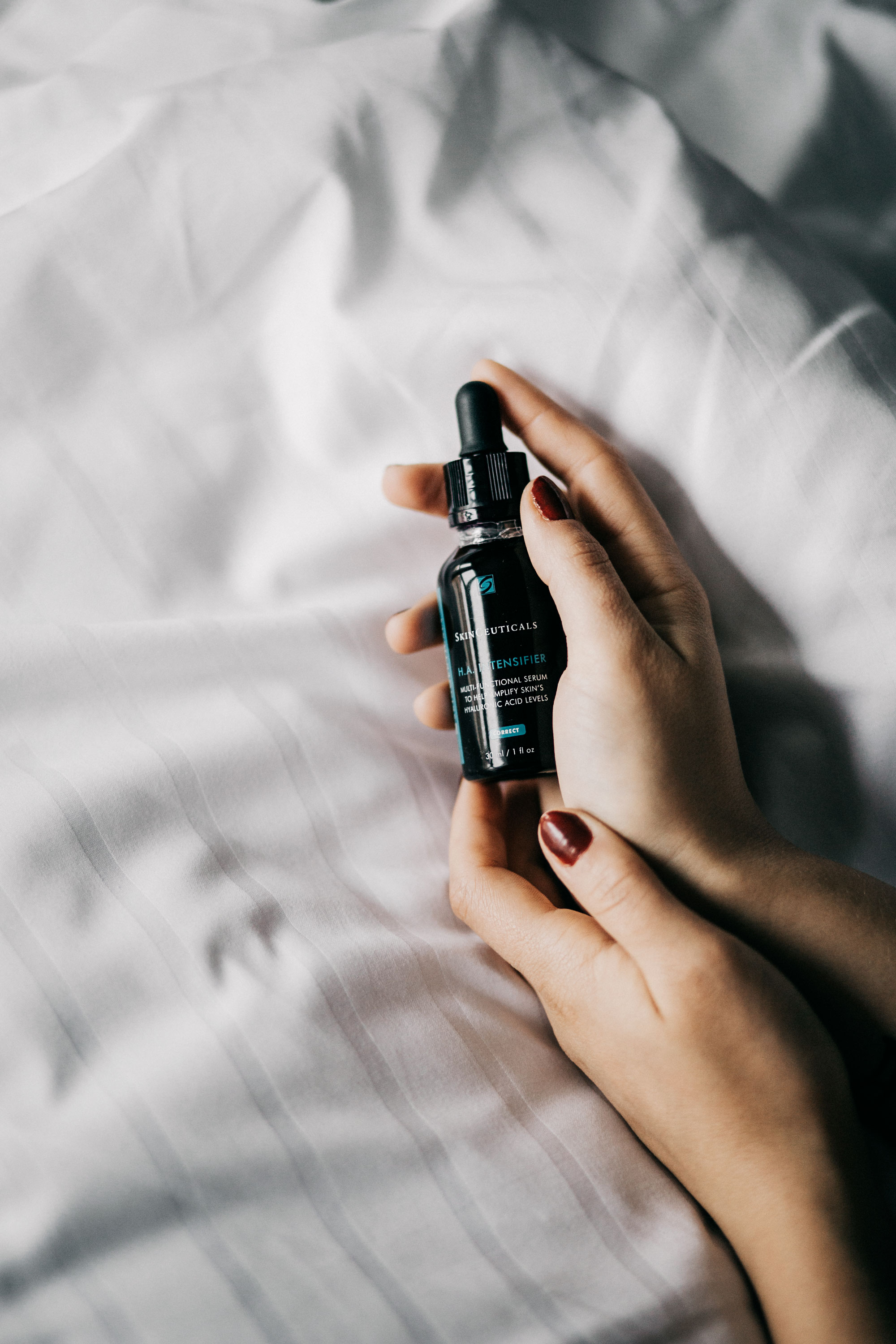 Review: Skinceuticals H.A. Intensifier Anti Aging Serum | editorial shooting style: hotel bed, natural, simple, white, beauty