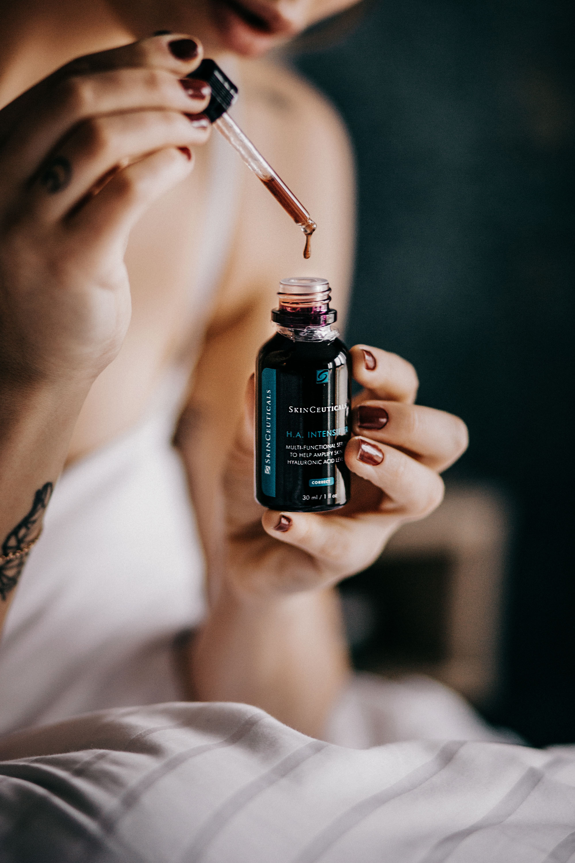 Review: Skinceuticals H.A. Intensifier Anti Aging Serum | editorial shooting style: hotel bed, natural, simple, white, beauty