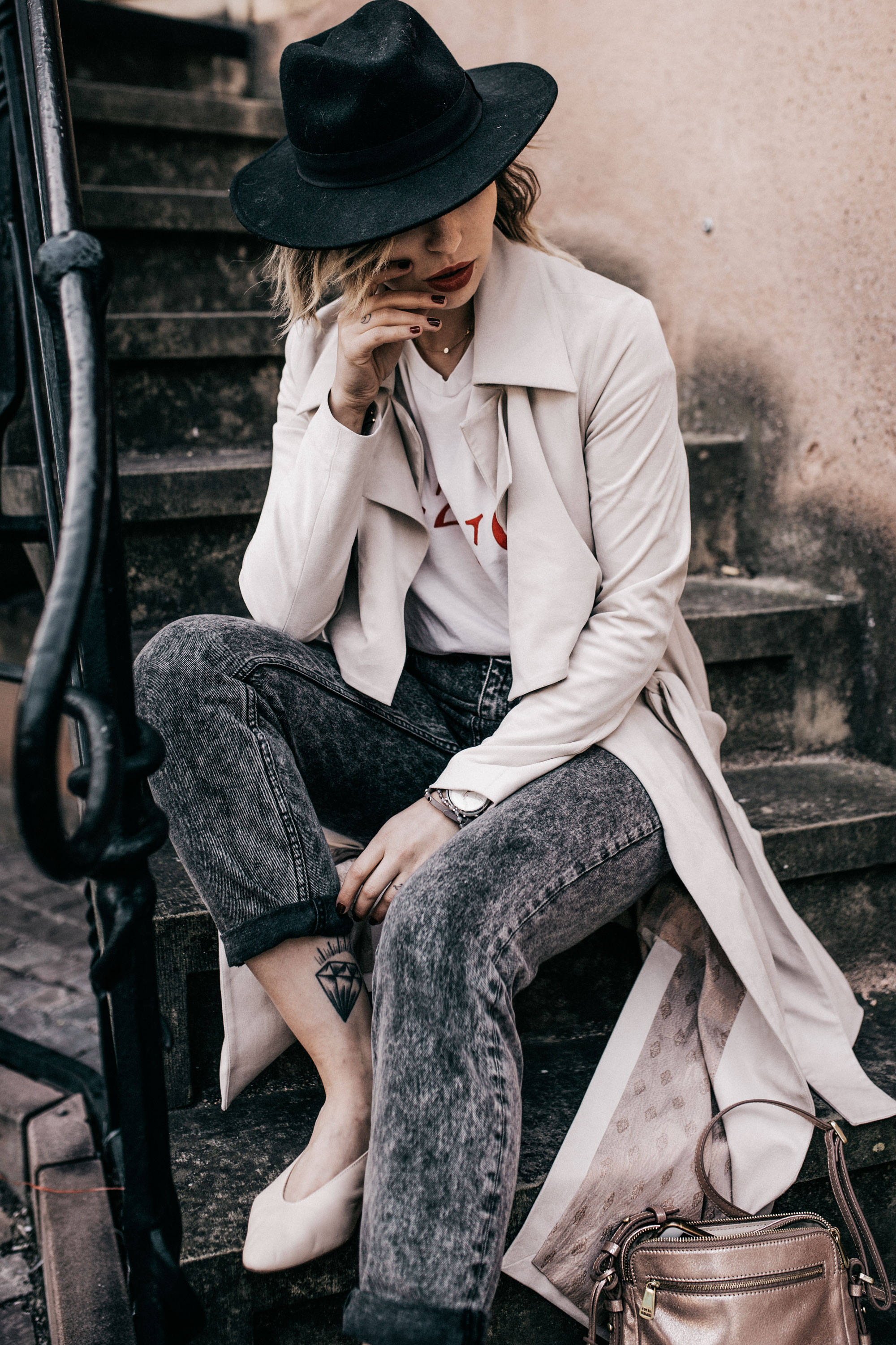 Street Style in France | style: effortless, simple, french, nude tones, spring, edgy, cool | wearing a shirt (reve), mom jeans, a trench coat and my Fossil Hybrid Smartwatch