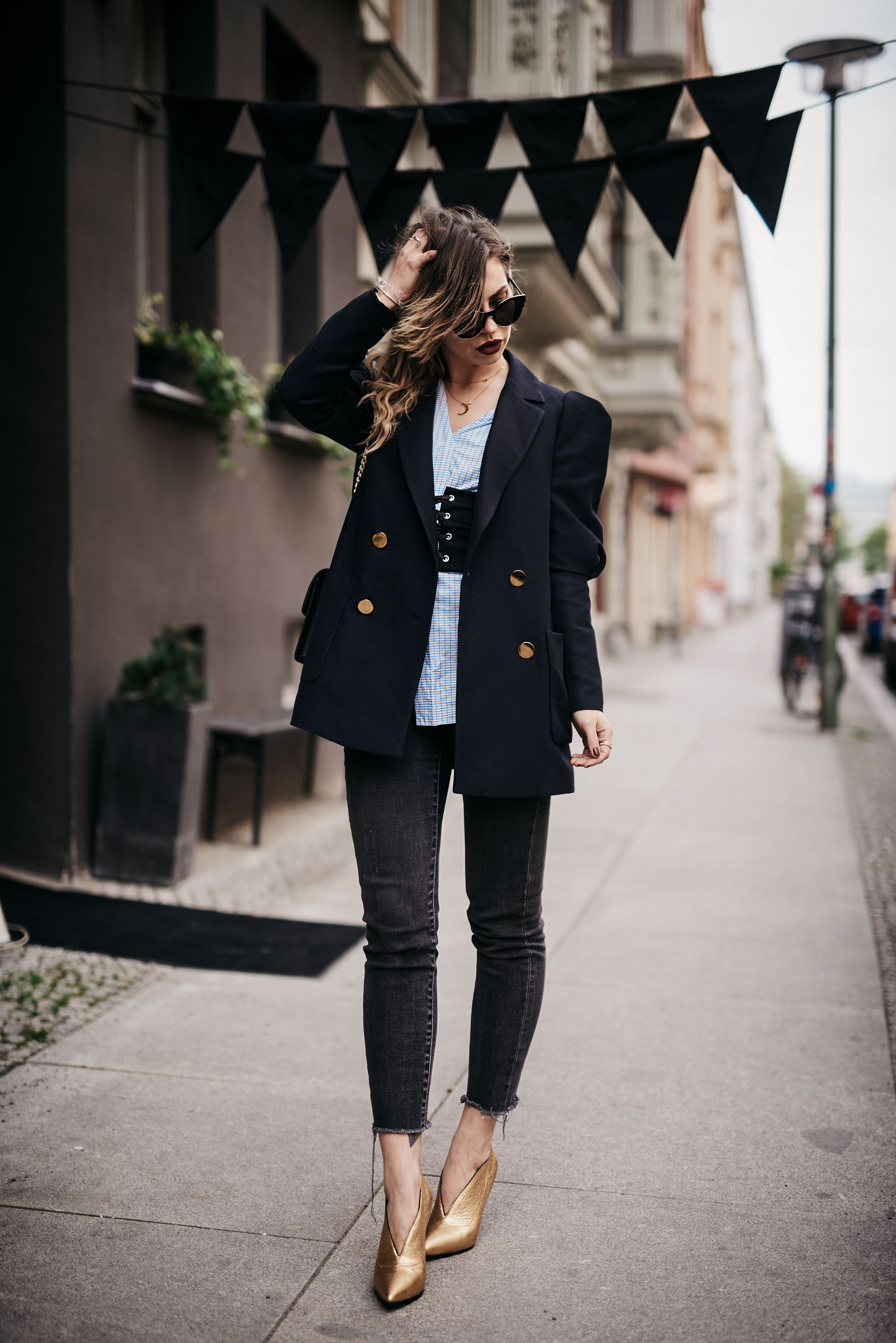 new fashion trend: corset belt | how to wear and combine it | outfit inspiration | style: cool, chic, office, Zara, Mango, Cos, gold shoes, big shoulder blazer, sexy, edgy