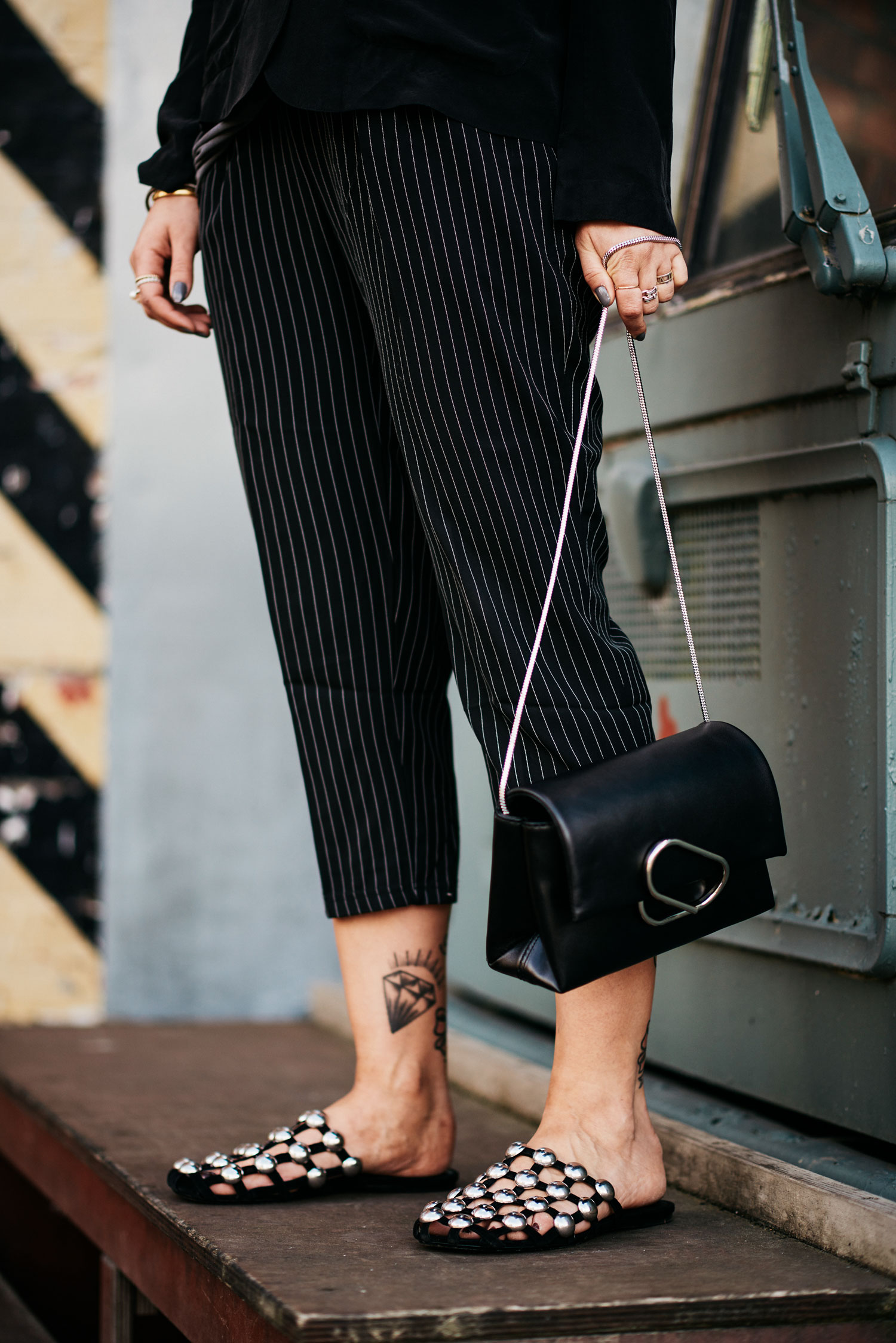 Wie trage ich Schwarz im Sommer | Outfit inspiration | style: sommerlich, schwarz, Seide, Business, Büro, Zweiteiler, lässig, seriös, Nadelstreifen | Marken: Rabens Saloner, Alexander Wang Nieten Slipper, 3.1 Phillip Lim Alix Tasche