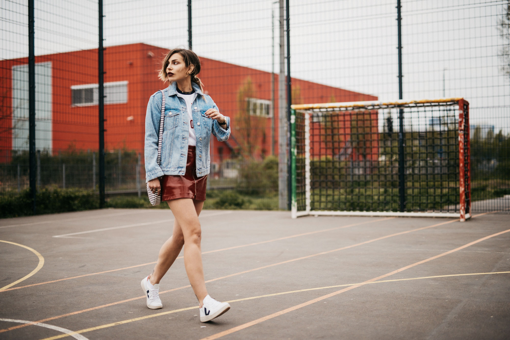 Fashion trends this Sommer 2017 | stripes, colorful sunnies, sneakers, vinyl skirt, statement shirts | Fashion Editorial Shooting | style: athleisure, sporty, sexy, trend, cool | brands: Tommy Hilfiger, Zoe Karssen, Veja, Na-kd, Zara