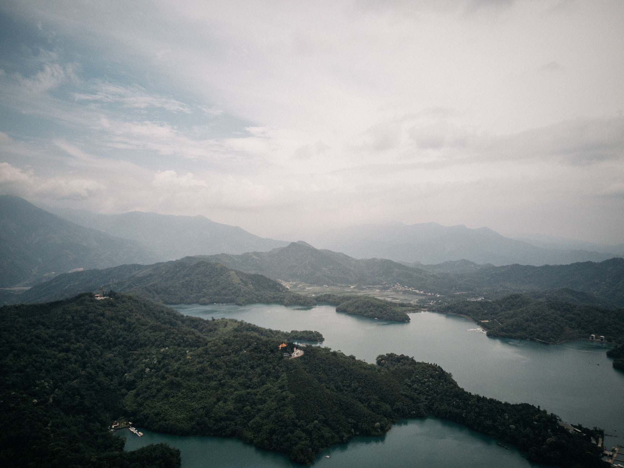 Meine Reise nach Taiwan | 11 Dinge, die ihr unbedingt machen solltet | Sehenswürdigkeiten | Reisebericht | besonders & speziell | Reiseführer | Sonne Mond See | aufgenommen mit der Drohne DJI Mavic Pro