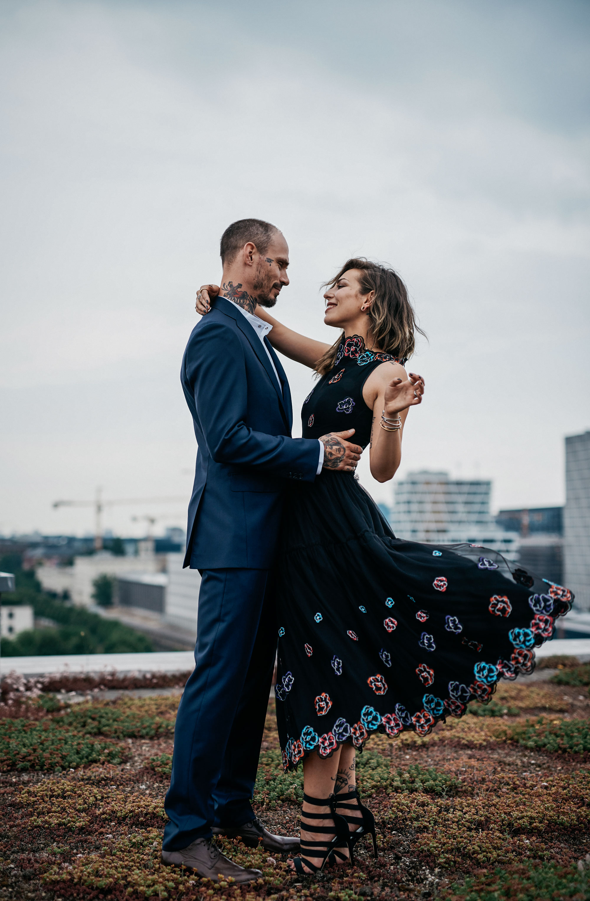 Masha Sedgwick with boyfriend Swen Losinsky in Berlin | Blogger Editorial Shooting for the new Armani fragrance 'Stronger with you' and 'because it's you' | Location: industrial rooftop in Berlin when the sun goes down | personal thoughts about the issue 'what's the secret of a good relationship?' | style: evening dresses, love, couplegoals, couple, Tattoo