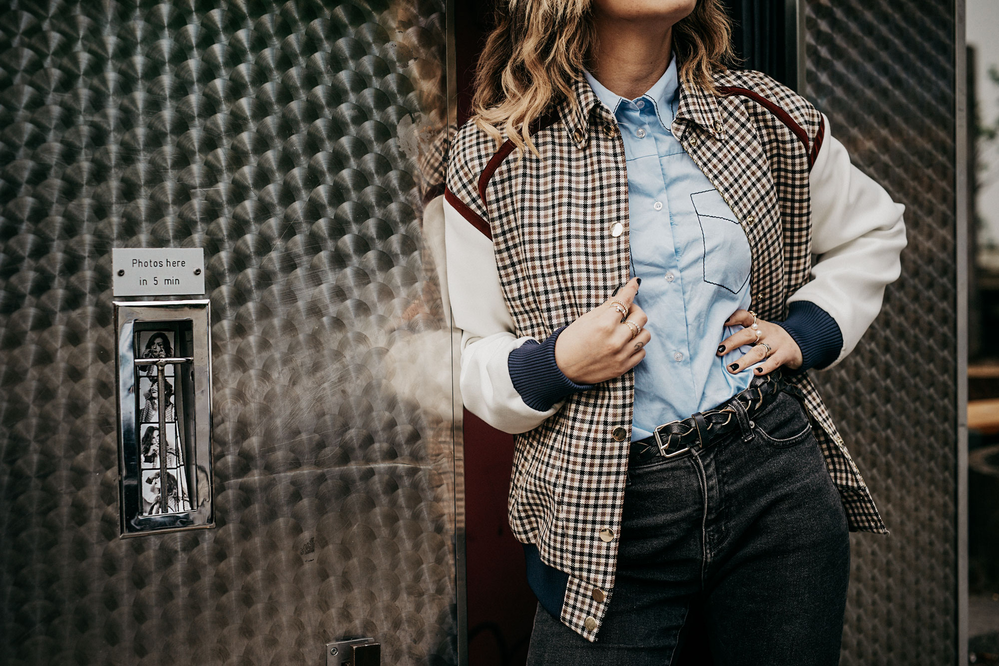 Kritik an Social Media: Warum mich die App traurig macht | Outfit: College Look | Bomberjacke mit Vichy Karo, Schuhe von Puma x Fenty, große Brille, blaue Bluse von Baum und Pferdgarten