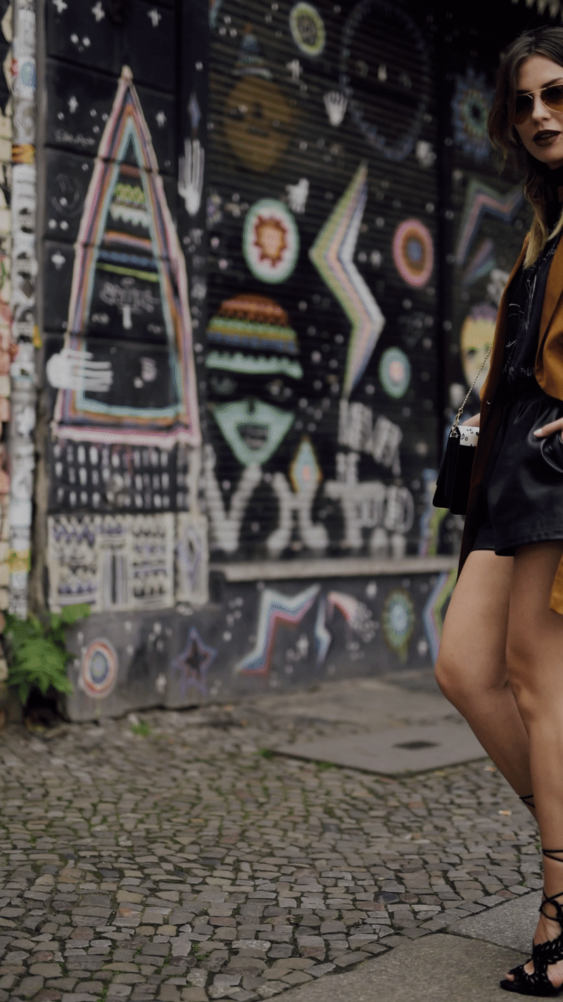 Die Sorgen des Älterwerdens | Mode aus Berlin | Outfit Style: rockig, grunge, cool, party, alternativ, sexy | goldene Weste/Kleid von Undress, auffällige Sandalen zum Schnüren, Led Zeppelin Band Tshirt | Shorts aus Leder