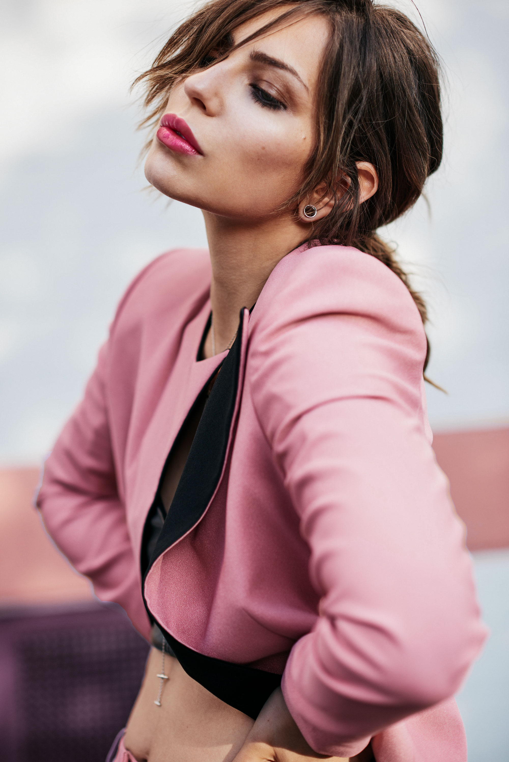 Was ist Millennial Pink? | Generation Y | Hosenanzug in Rosa, Pumps von YSL mit Logo und Givenchy Logo Clutch | #Girlboss | Blogger Editorial Shooting