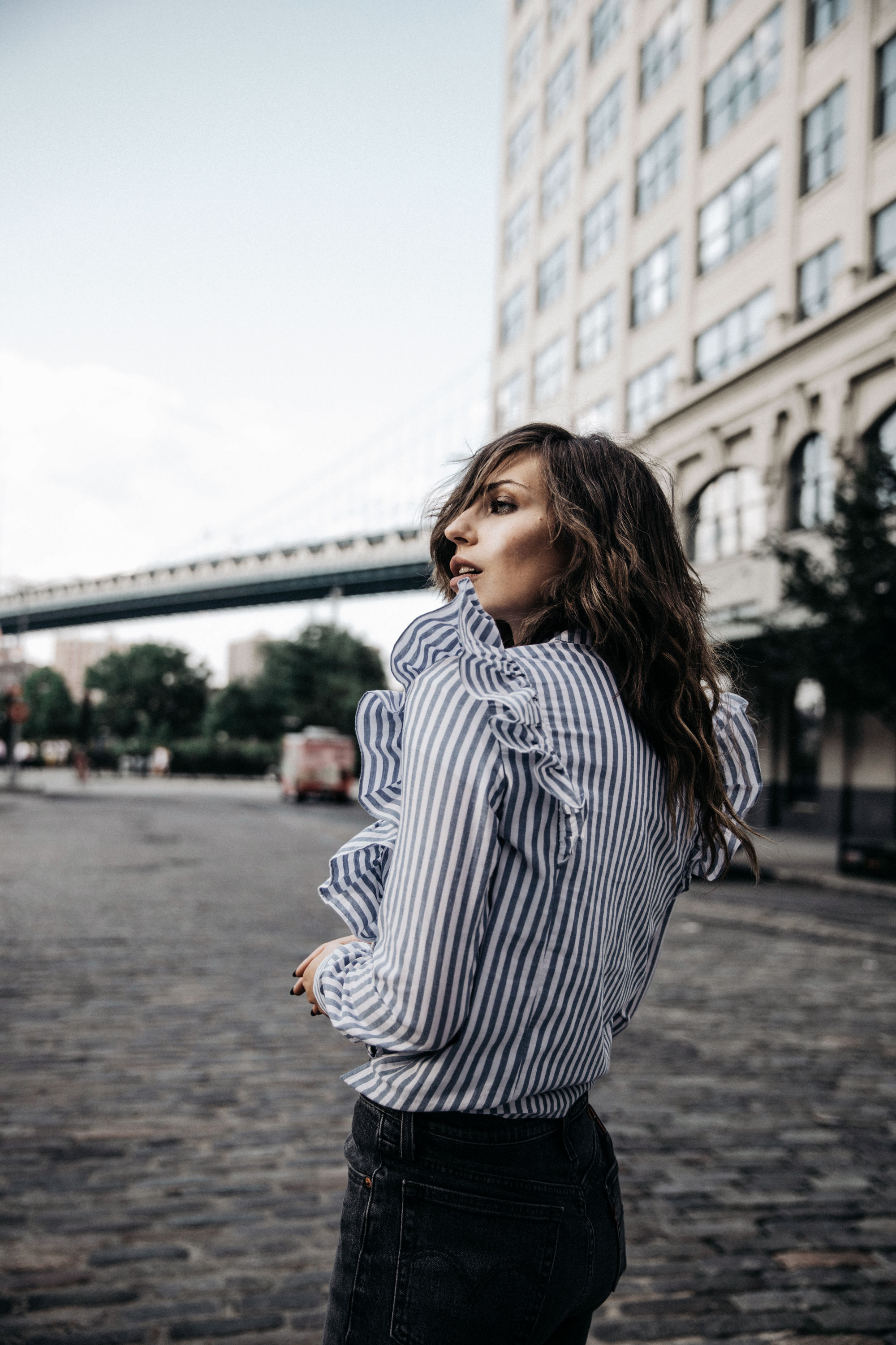 Brooklyn Bridge, New York | Statement Shirt | Blogger Fashion Editorial Summer Shooting | Dumbo | style: happy, freedom, college, edgy, sexy, chic | Labels: Levi's, Ralph Lauren