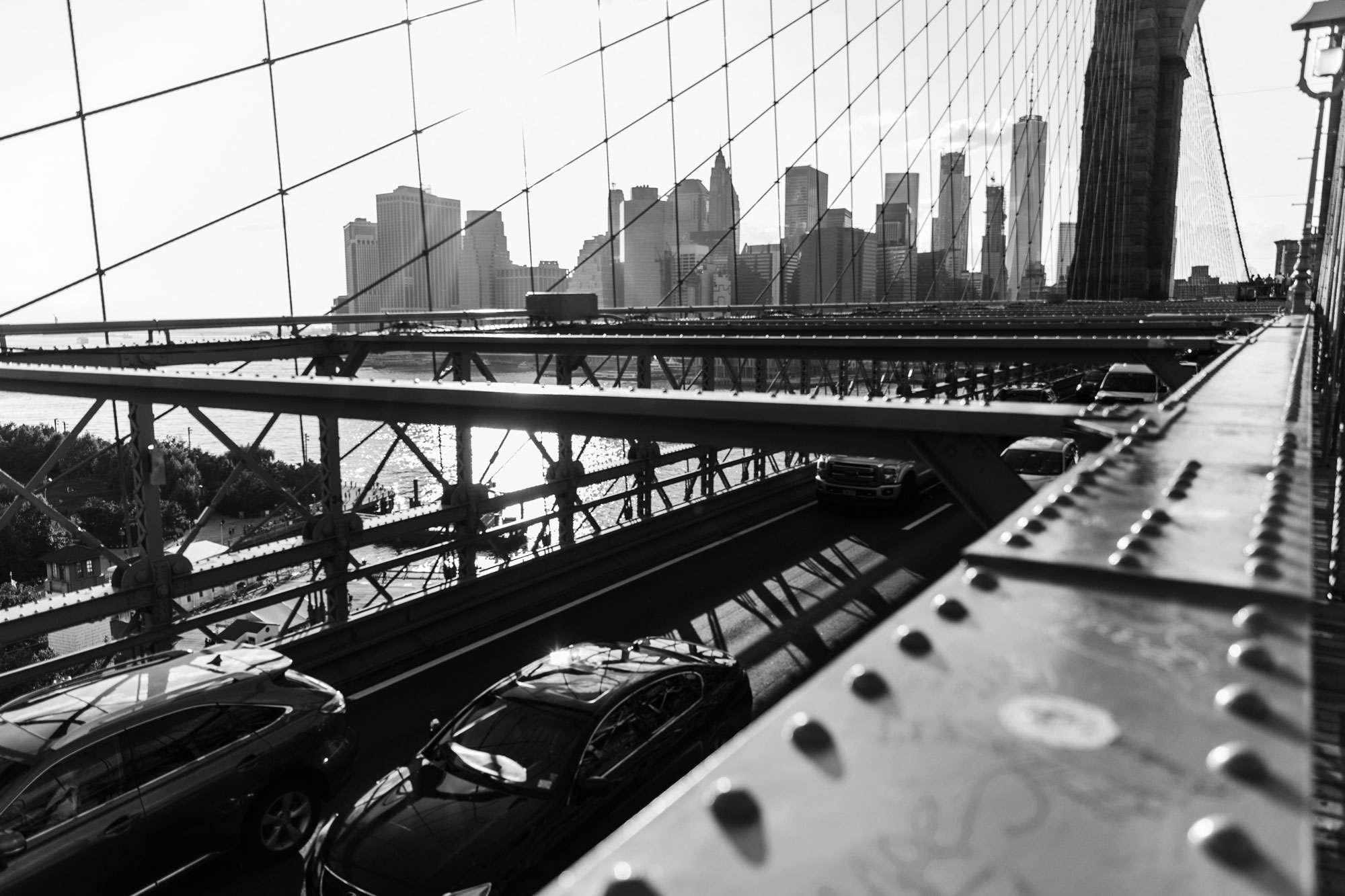 Brooklyn Bridge, New York | Statement Shirt | Blogger Fashion Editorial Summer Shooting | Dumbo | style: happy, freedom, college, edgy, sexy, chic, funny | Labels: Levi's, Tommy Hilfiger Logo Sweater