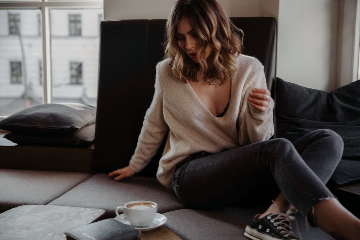 Masha Sedgwick drinking coffee in cafe & co working space St. Oberholz in Berlin Mitte | style: relaxed, comfy | Sunday column