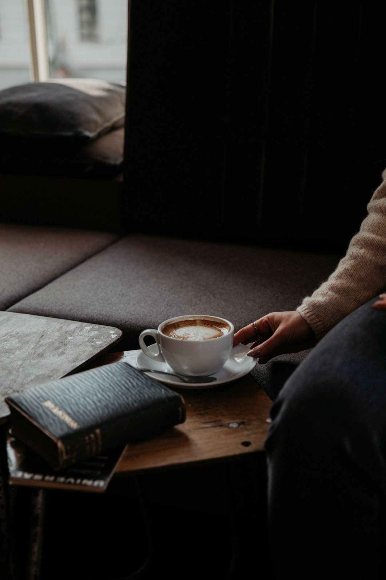 Masha Sedgwick drinking coffee in cafe & co working space St. Oberholz in Berlin Mitte | style: relaxed, comfy | Sunday column