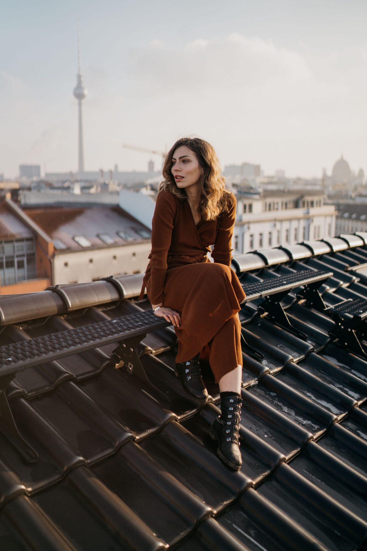 Moody Editorial auf einem Dach / Rooftop in Berlin Mitte von Masha Sedgwick (Maria Astor) | Kolumne | Stolz sein | Selbstliebe | Glaubenssätze