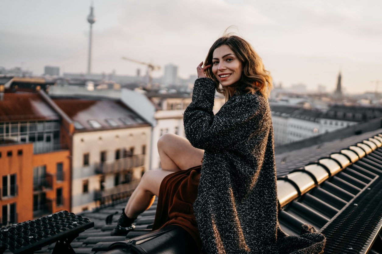 Moody Editorial auf einem Dach / Rooftop in Berlin Mitte von Masha Sedgwick (Maria Astor) | Kolumne | Stolz sein | Selbstliebe | Glaubenssätze