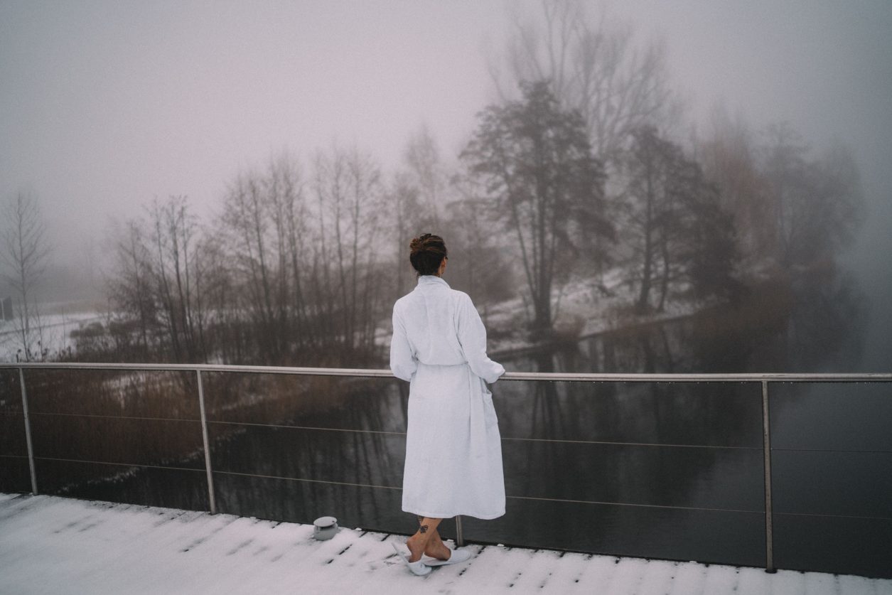 Spa in the Nature | Therme in Neuruppin | Mark Brandenburg Resort | Sauna | schwimmende Seesauna | Berlin | Floating Lake | Relaxation | Winter | moody, foggy 