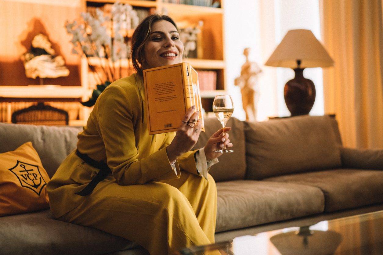 Veuve Clicquot Business Woman Award Germany 2019 | by Masha Sedgwick | Interview with Verena Pausdner | wearing: yellow suit | reading: Veuve Clicquot book