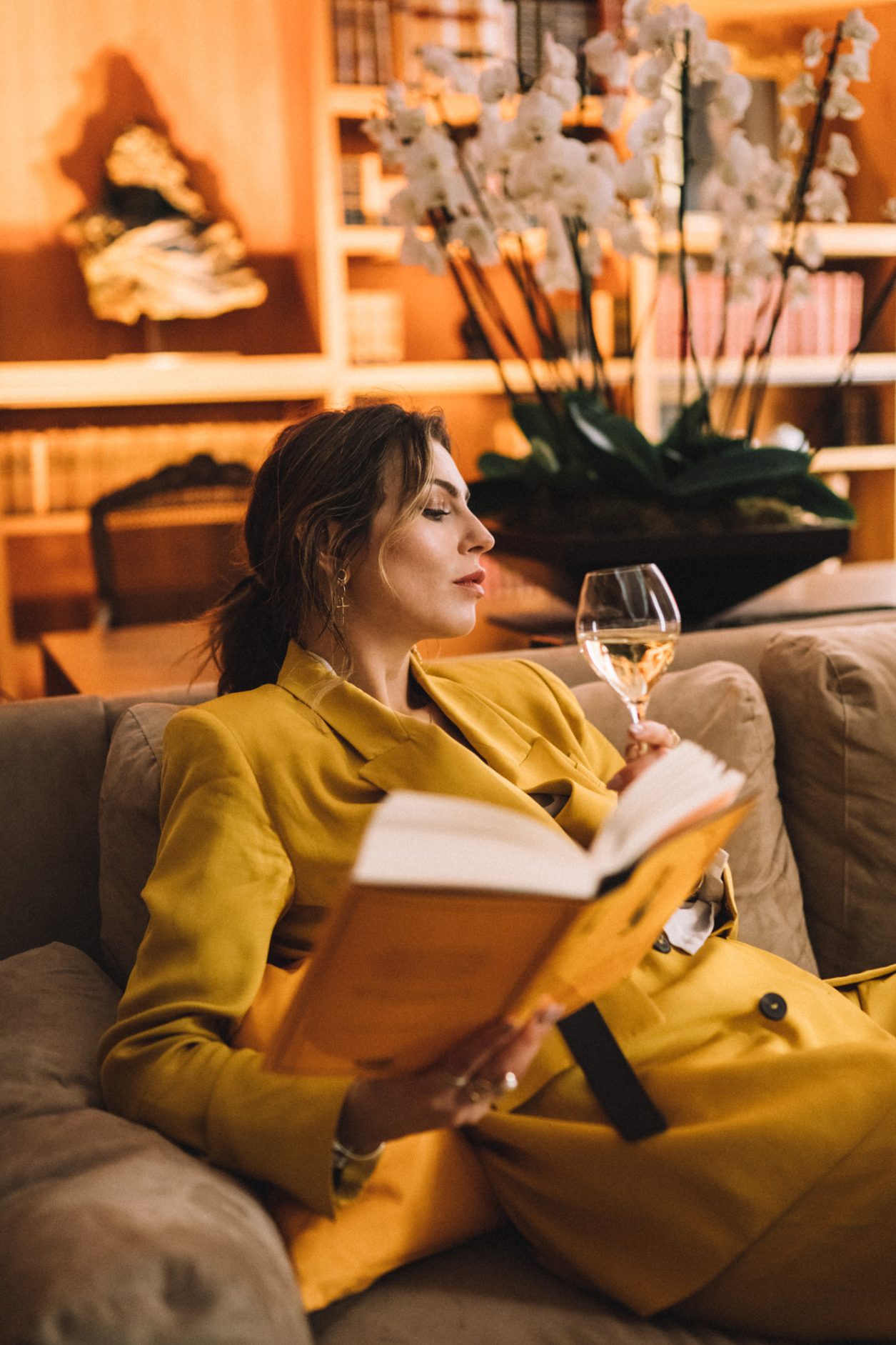 Veuve Clicquot Business Woman Award Germany 2019 | by Masha Sedgwick | Interview with Verena Pausdner | wearing: yellow suit | reading: Veuve Clicquot book