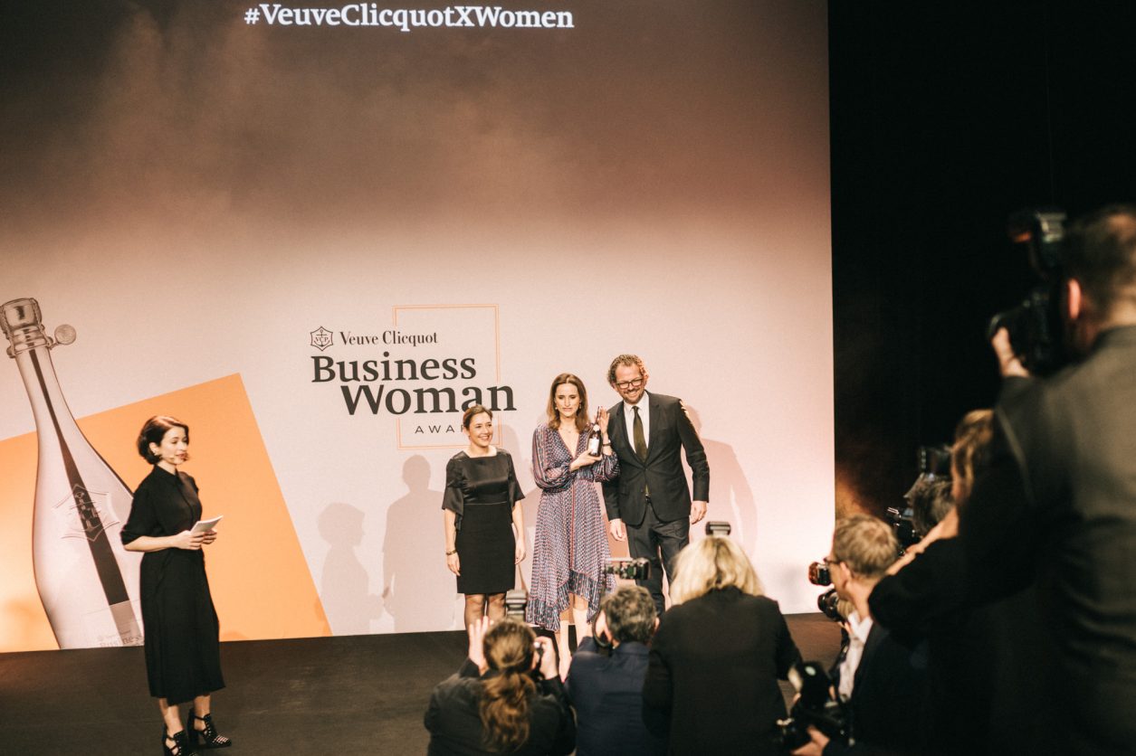 Veuve Clicquot Business Woman Award Germany 2019 | by Masha Sedgwick | Interview with Verena Pausdner | wearing: yellow suit 