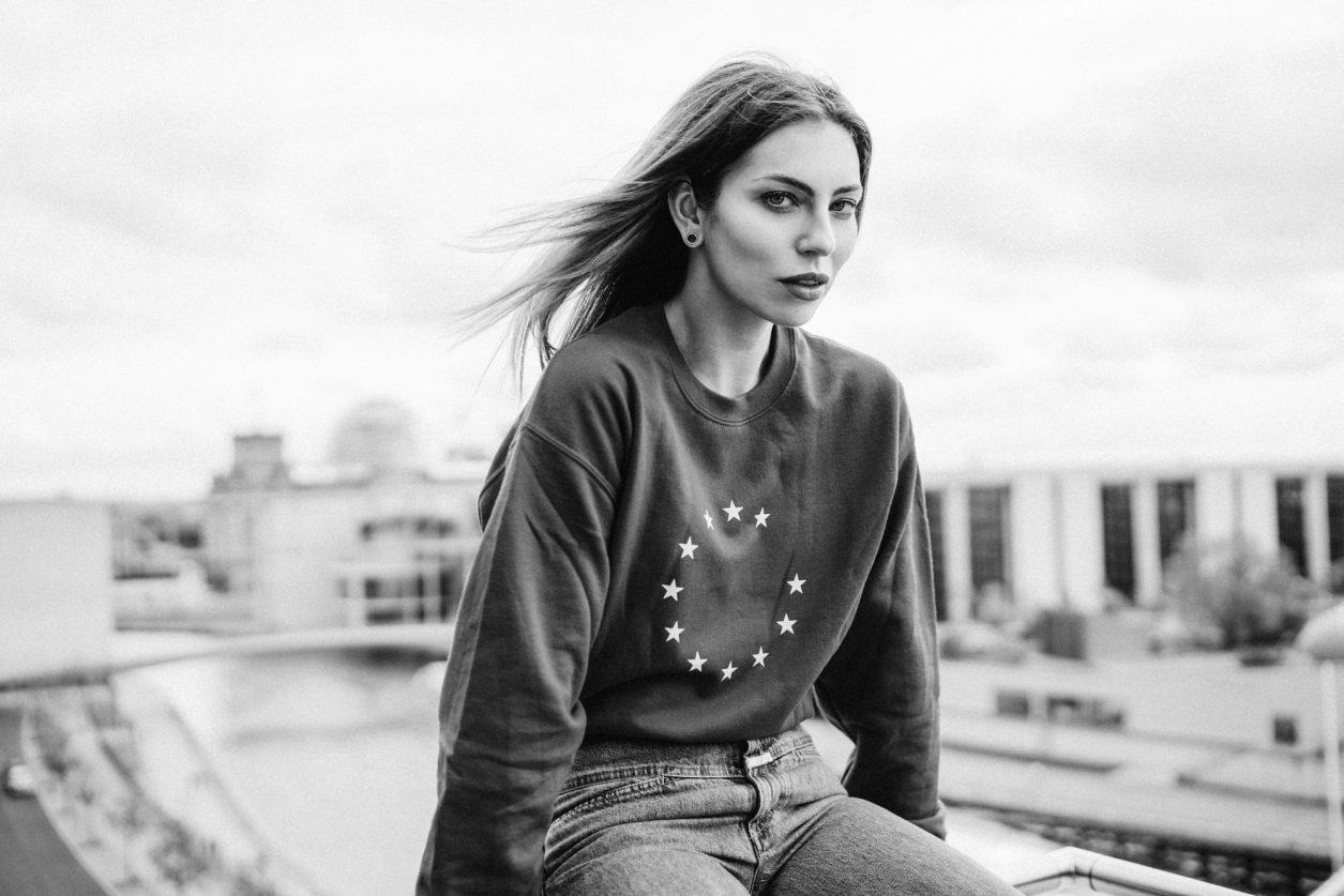 Masha Sedgwick | Europawahl 2019 | EU | Berlin | Europe Flag Sweater via König Souvenir | Berlin | Project Together