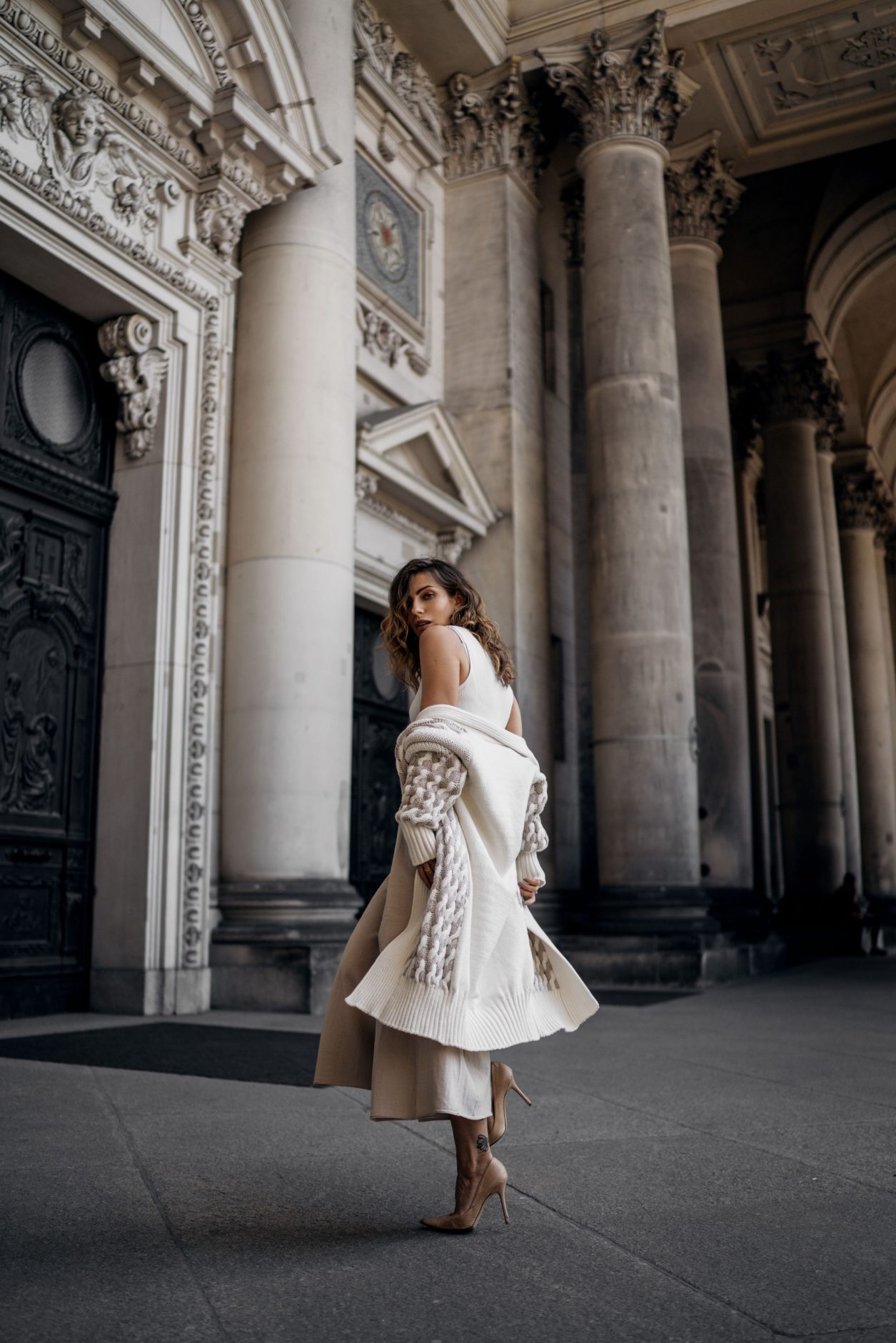 Berlin Summer Fashion Editorial | Stefanel | Masha Sedgwick | Museum Island | beige tones