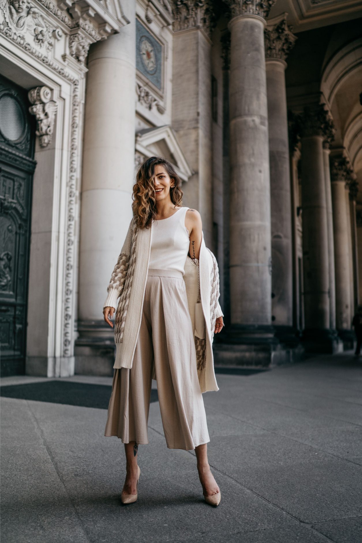 Berlin Summer Fashion Editorial | Stefanel | Masha Sedgwick | Museum Island | beige tones