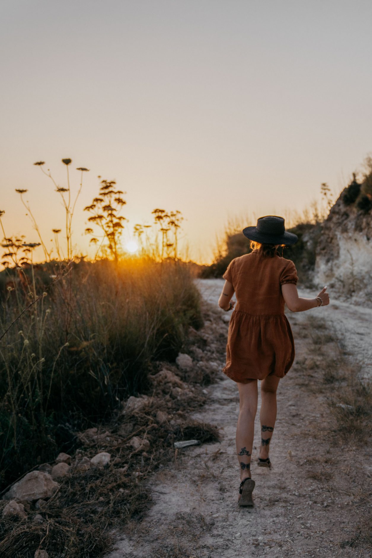 Walking on Sunshine | Fashion Editorial | Sonntagspost | Cyprus | column about consequence | Truth | personal thoughts | emotional summer vibes | sunset | 35mm