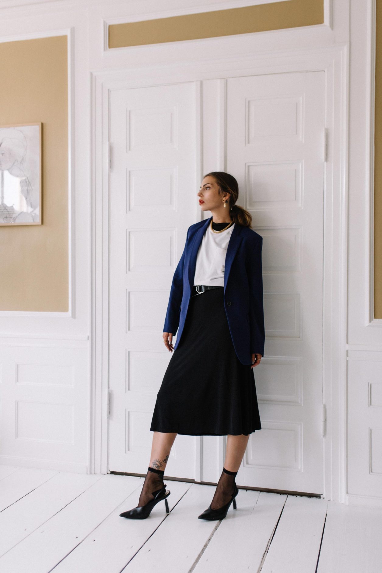 Blazer: Lala Berlin
Shirt: Samsoe Samsoe
Necklace: Vintage
Dress: Samsoe Samsoe
Pumps: Charles Keith
Socks: Wolford
Belt: Closed