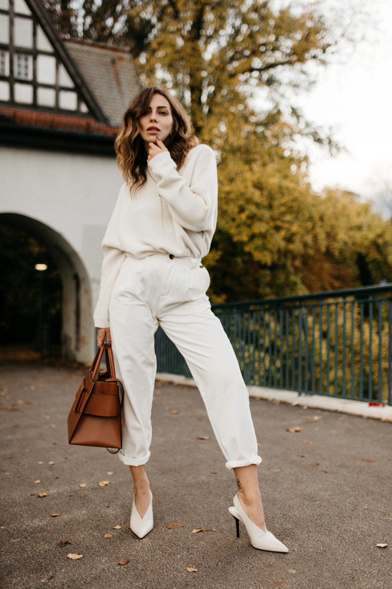 Masha Sedgwick wearing off-white fall outfit | Styling tip: add fine jewelry by Thomas Sabo and brown leather tote bag by Boyy, outfit: white mom jeans by Topshop, white knit pullover by Lala Berlin, white leather pumps by Zara (Anzeige), Berlin Treptower park, aw19 weekend outfit