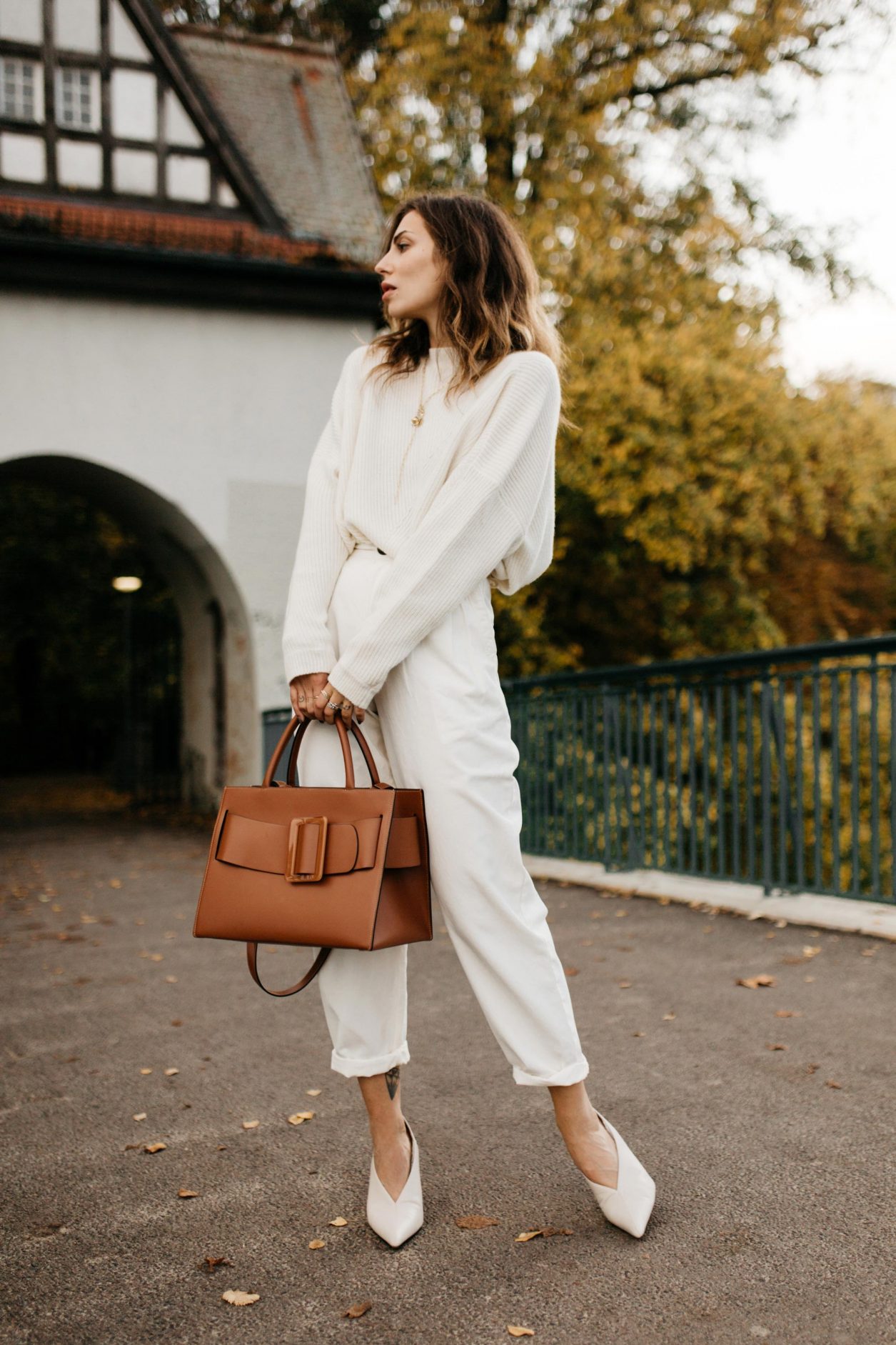 Masha Sedgwick wearing off-white fall outfit | Styling tip: add fine jewelry by Thomas Sabo and brown leather tote bag by Boyy, outfit: white mom jeans by Topshop, white knit pullover by Lala Berlin, white leather pumps by Zara (Anzeige), Berlin Treptower park, aw19 weekend outfit
